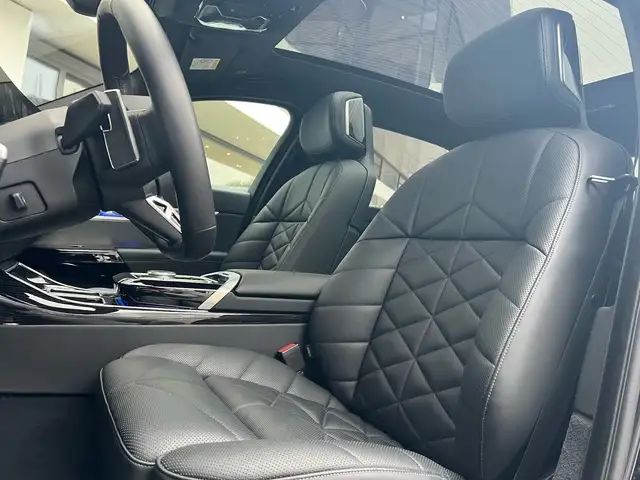 BMW 7 Series view 3