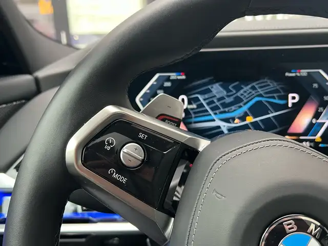 BMW 7 Series view 23