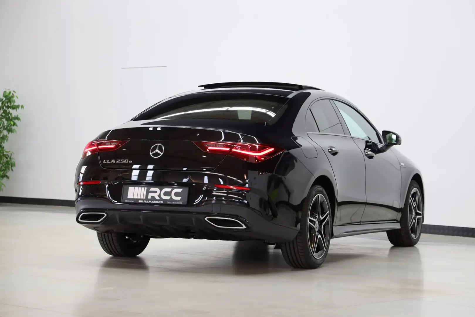 Mercedes-Benz CLA 250 e AMG Premium Plus PANO Distronic+ Burmester Leder Zwart - 2