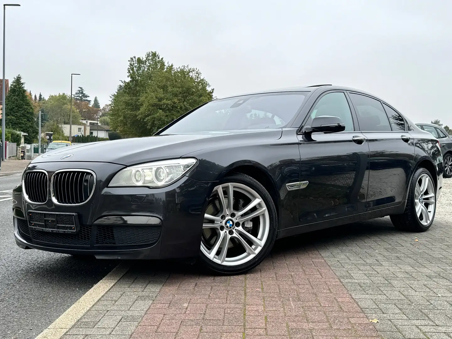 BMW 740 xDrive 3x M Sport Schiebedach Softclose 360° Grau - 1