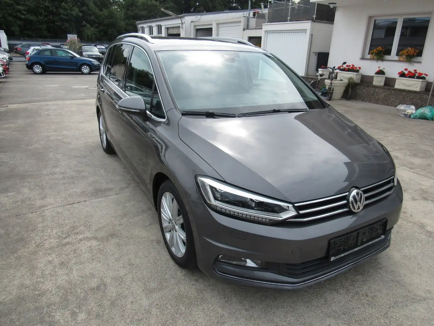 Volkswagen Touran Highline,AUTOMATIK,7-SITZE,CAMERA,NAVI. Grau - 1