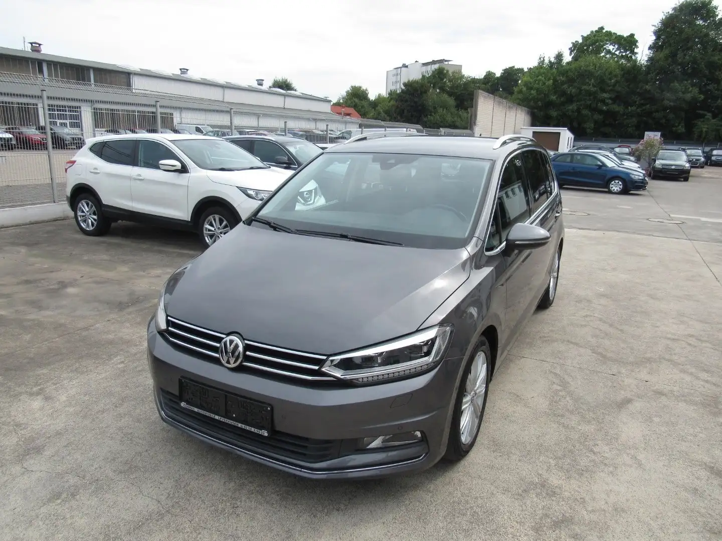Volkswagen Touran Highline,AUTOMATIK,7-SITZE,CAMERA,NAVI. Grau - 2