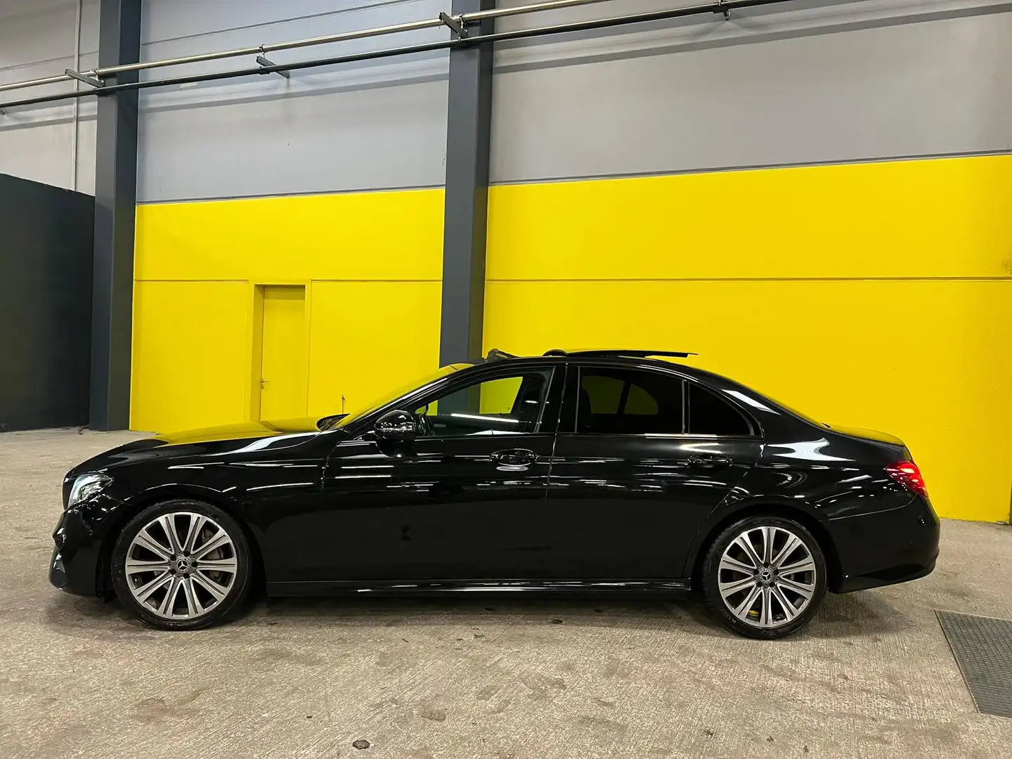 Mercedes-Benz E 220 E 220d AMG Line, Widescreen, Pano Schwarz - 2