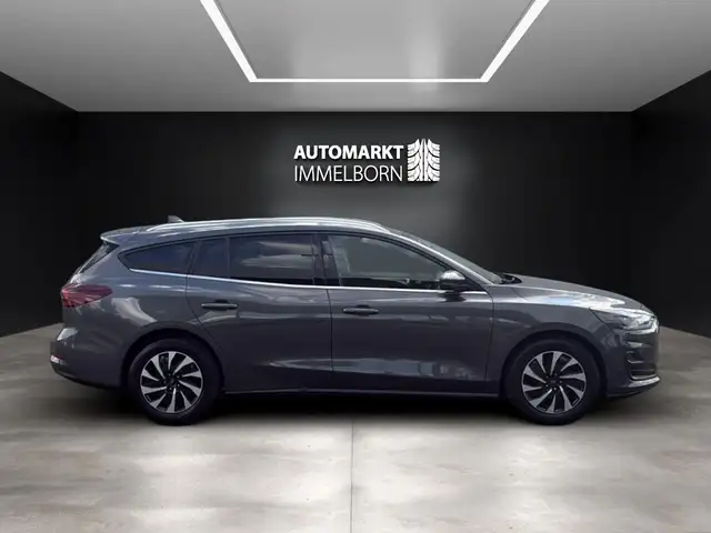 Ford Focus view 11