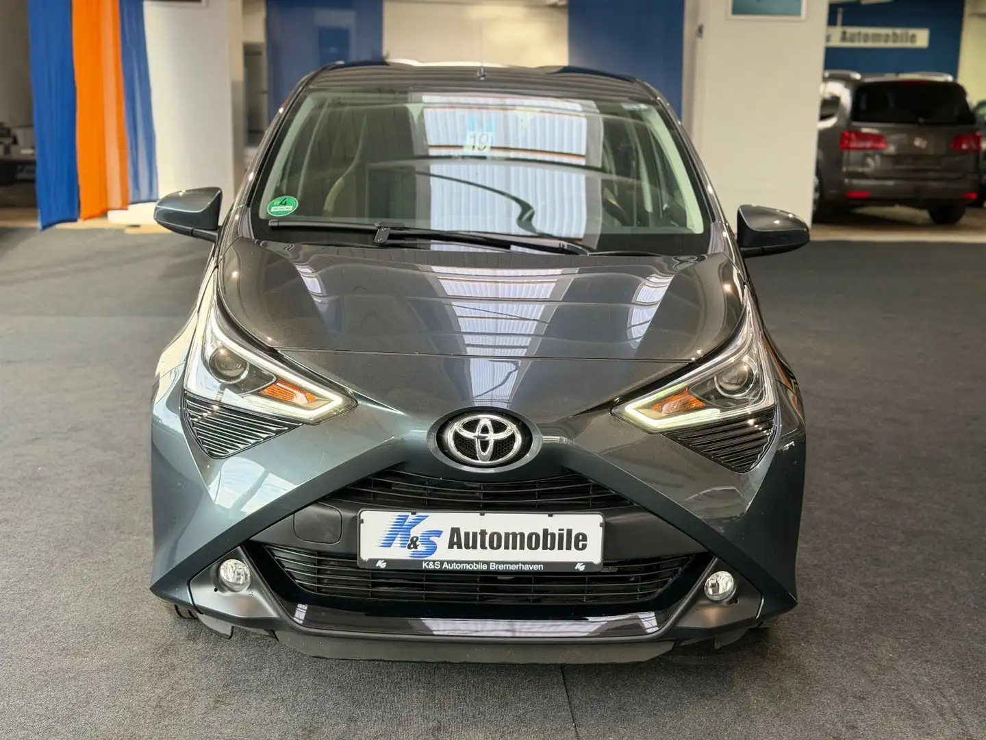 Toyota AYGO x-play*14.tkm*AUTOMATIK*KAMERA*CARPLAY* Grau - 2