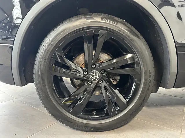 Volkswagen Tiguan view 3
