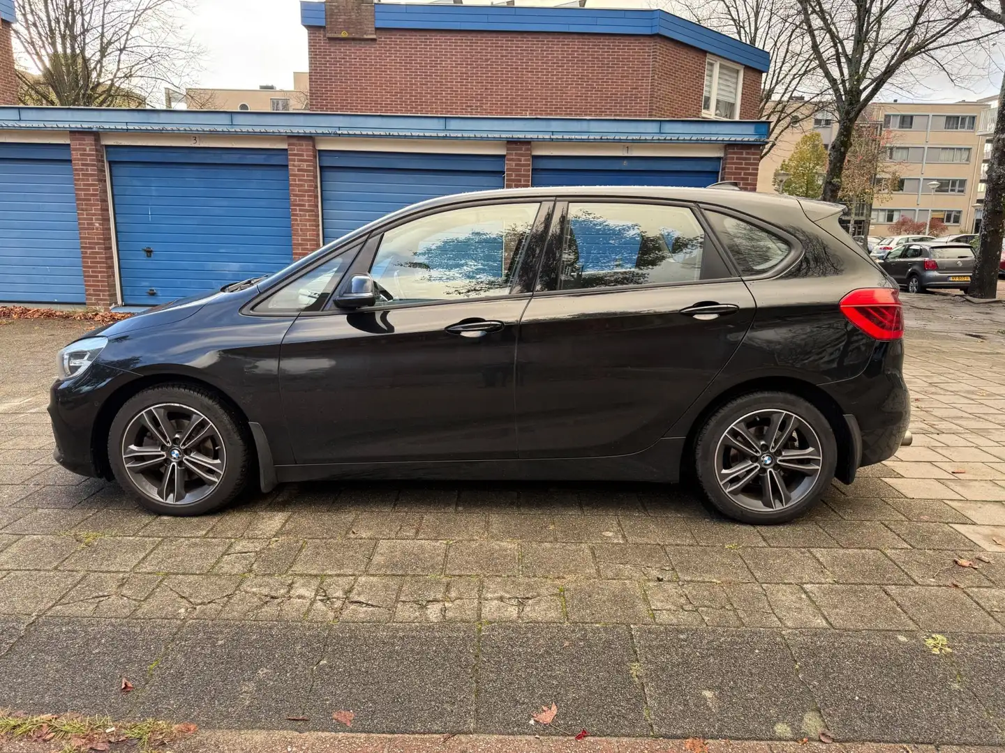 BMW 216 2-serie Active Tourer 216d Centennial High Executi Schwarz - 2