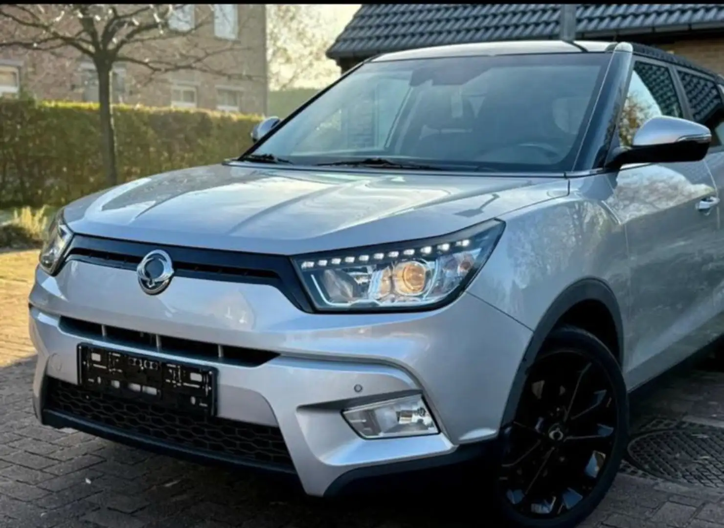 SsangYong Tivoli e-XGi 160 2WD Black+White - 1
