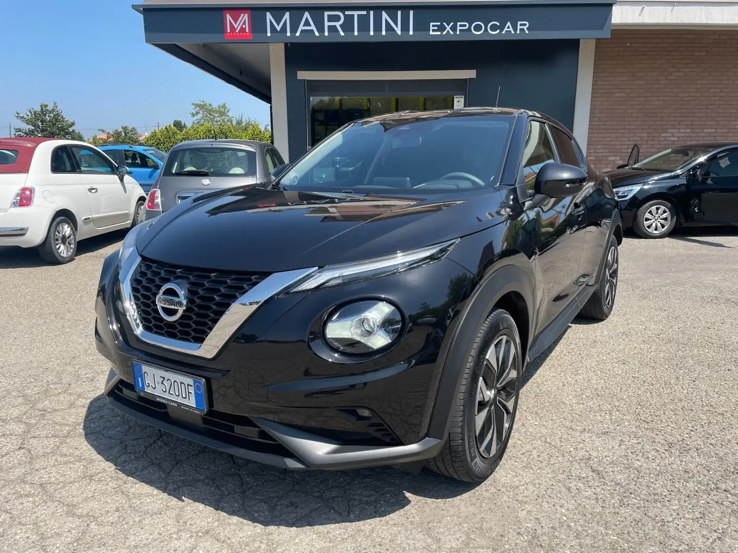 Nissan Juke 1.0 DIG-T 114 CV N-Connecta Zwart - 1