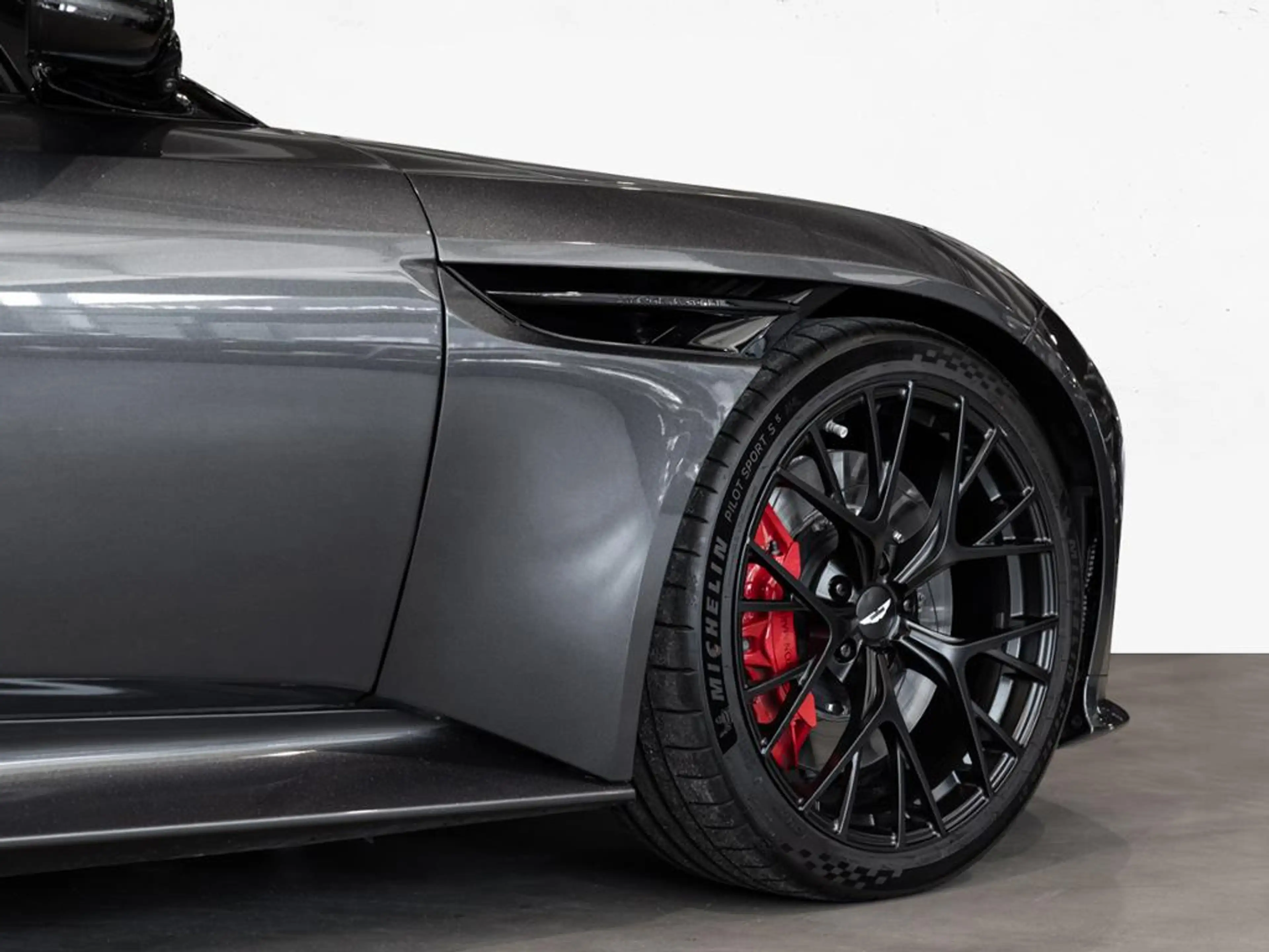 Aston Martin DB12 Volante Aston Martin Hamburg — photo 10