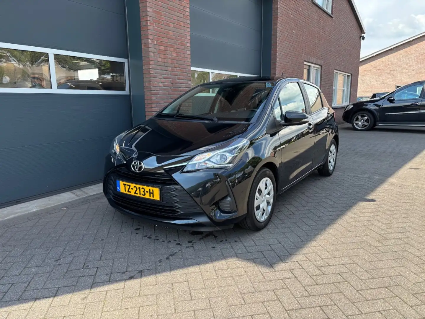 Toyota Yaris 1.0 VVT-I ENERGY Zwart - 1