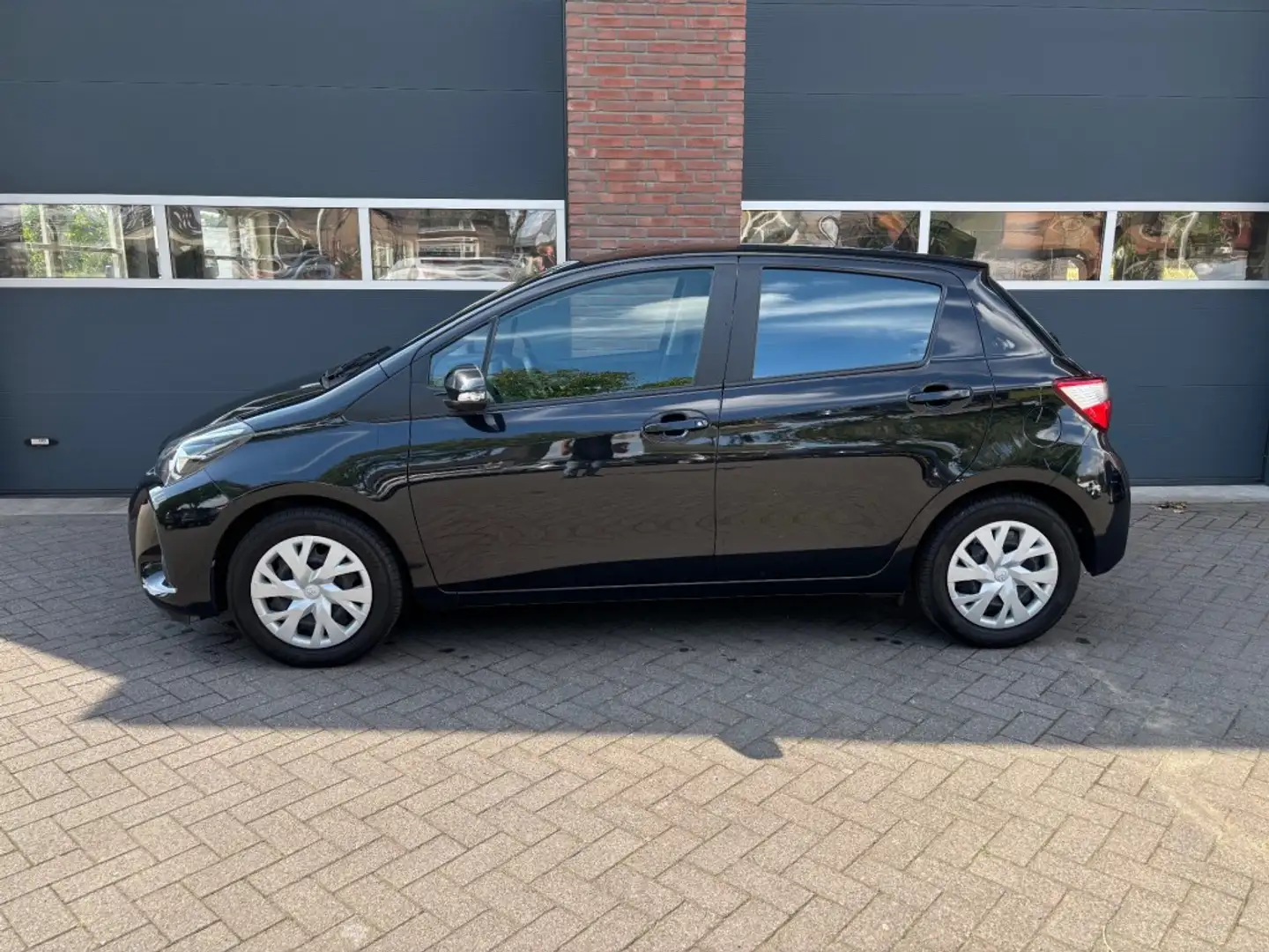 Toyota Yaris 1.0 VVT-I ENERGY Zwart - 2