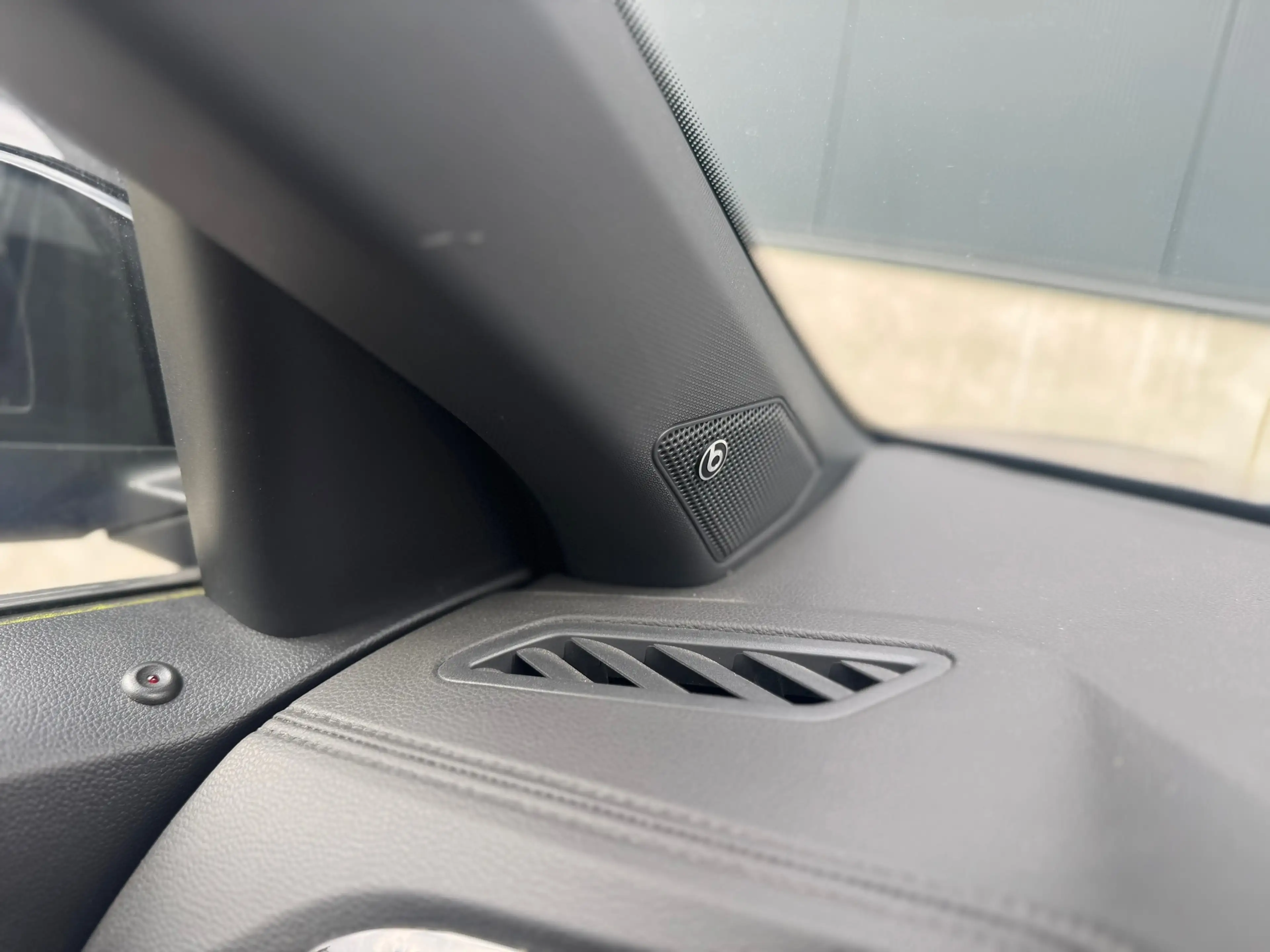 Volkswagen T-Roc 1.5 TSI R-Line Business — photo 15