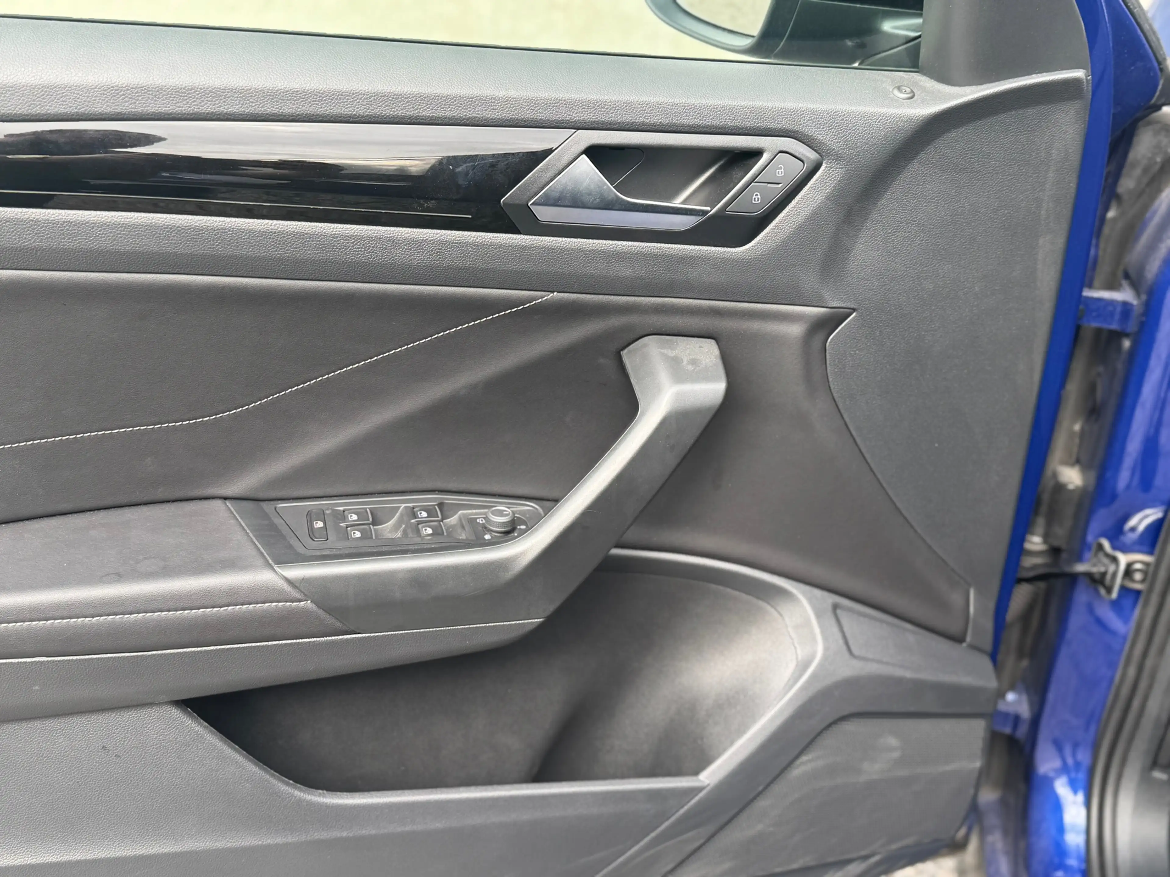 Volkswagen T-Roc 1.5 TSI R-Line Business — photo 9