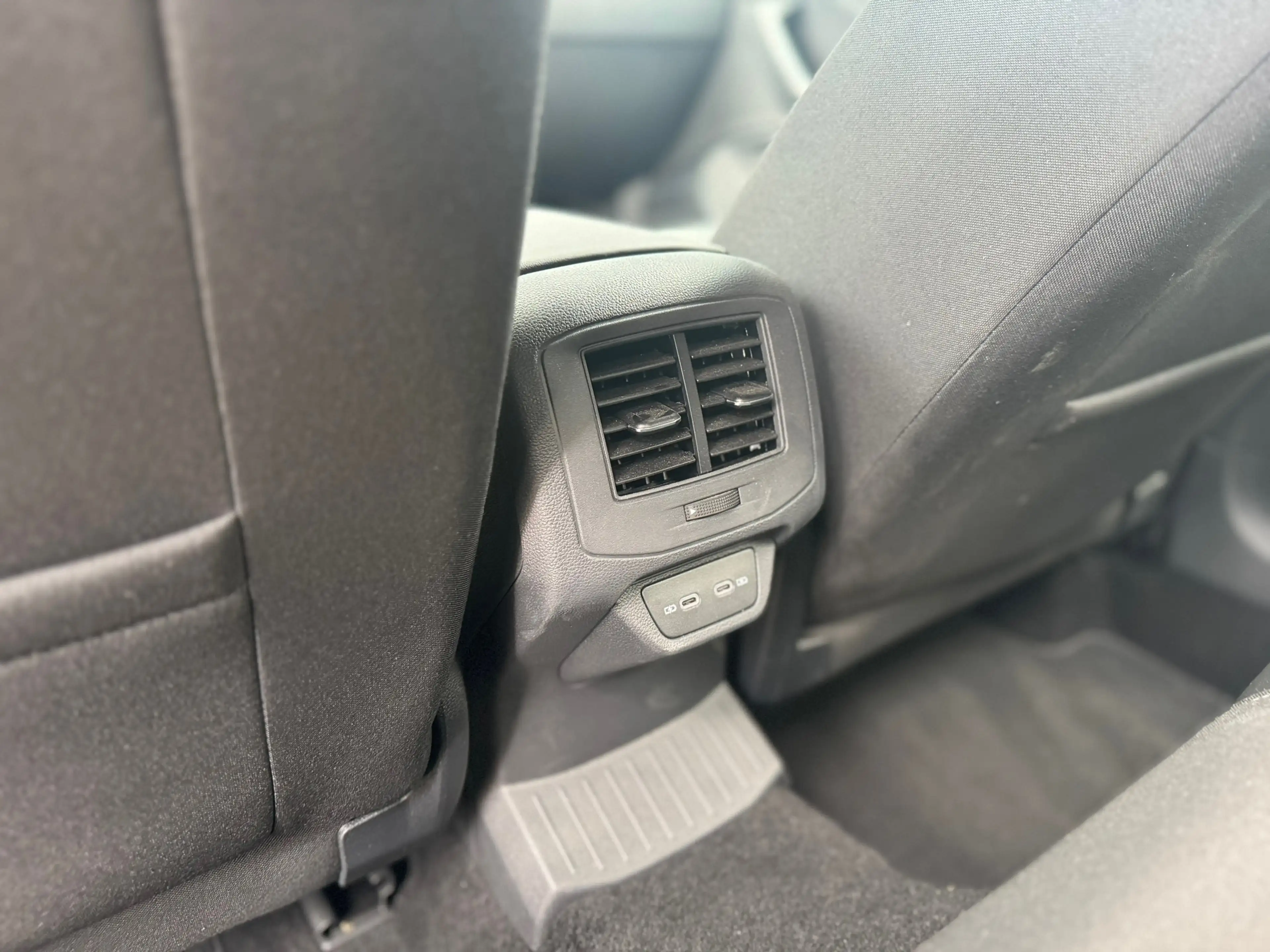 Volkswagen T-Roc 1.5 TSI R-Line Business — photo 12
