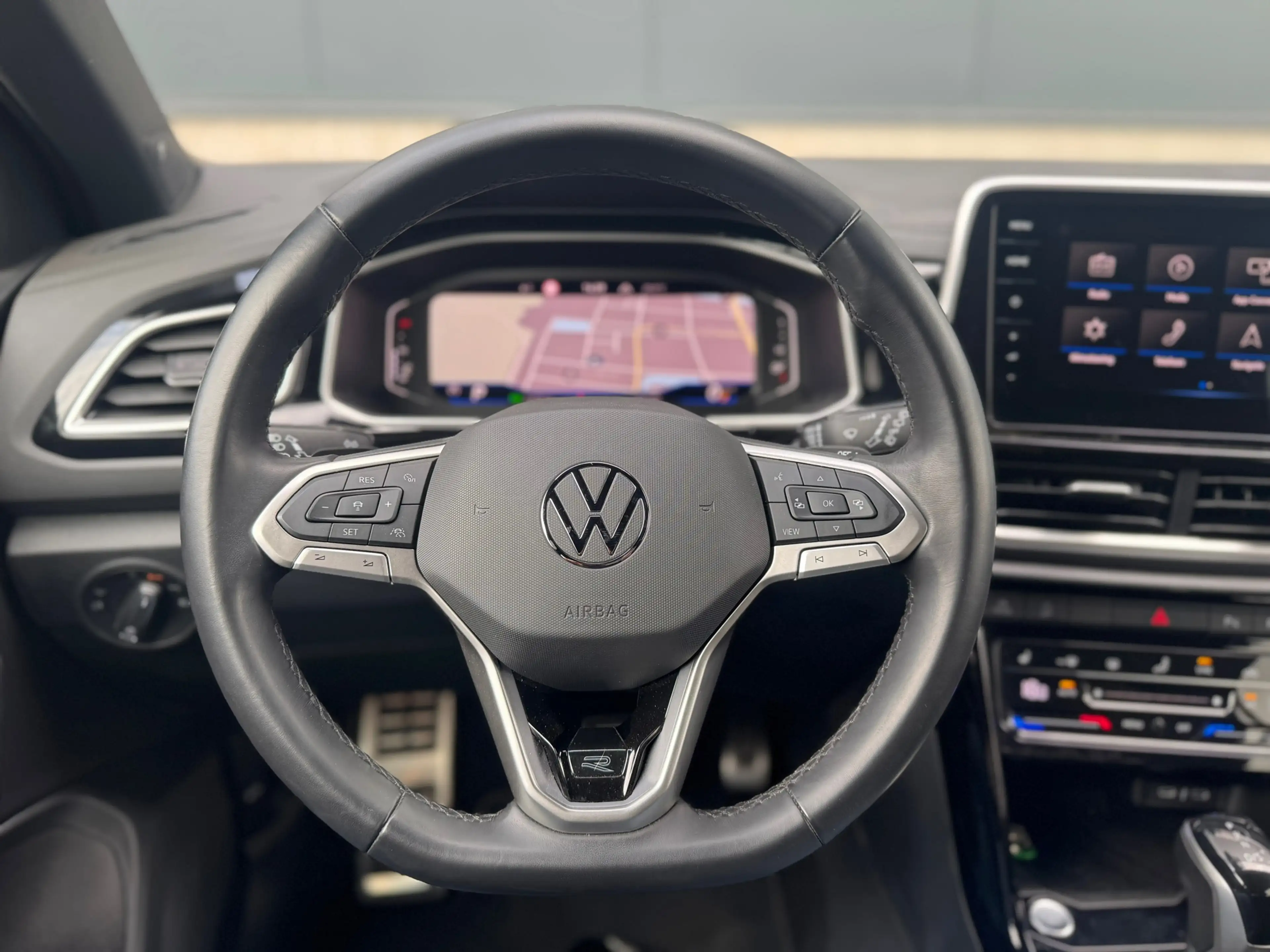 Volkswagen T-Roc 1.5 TSI R-Line Business — photo 14
