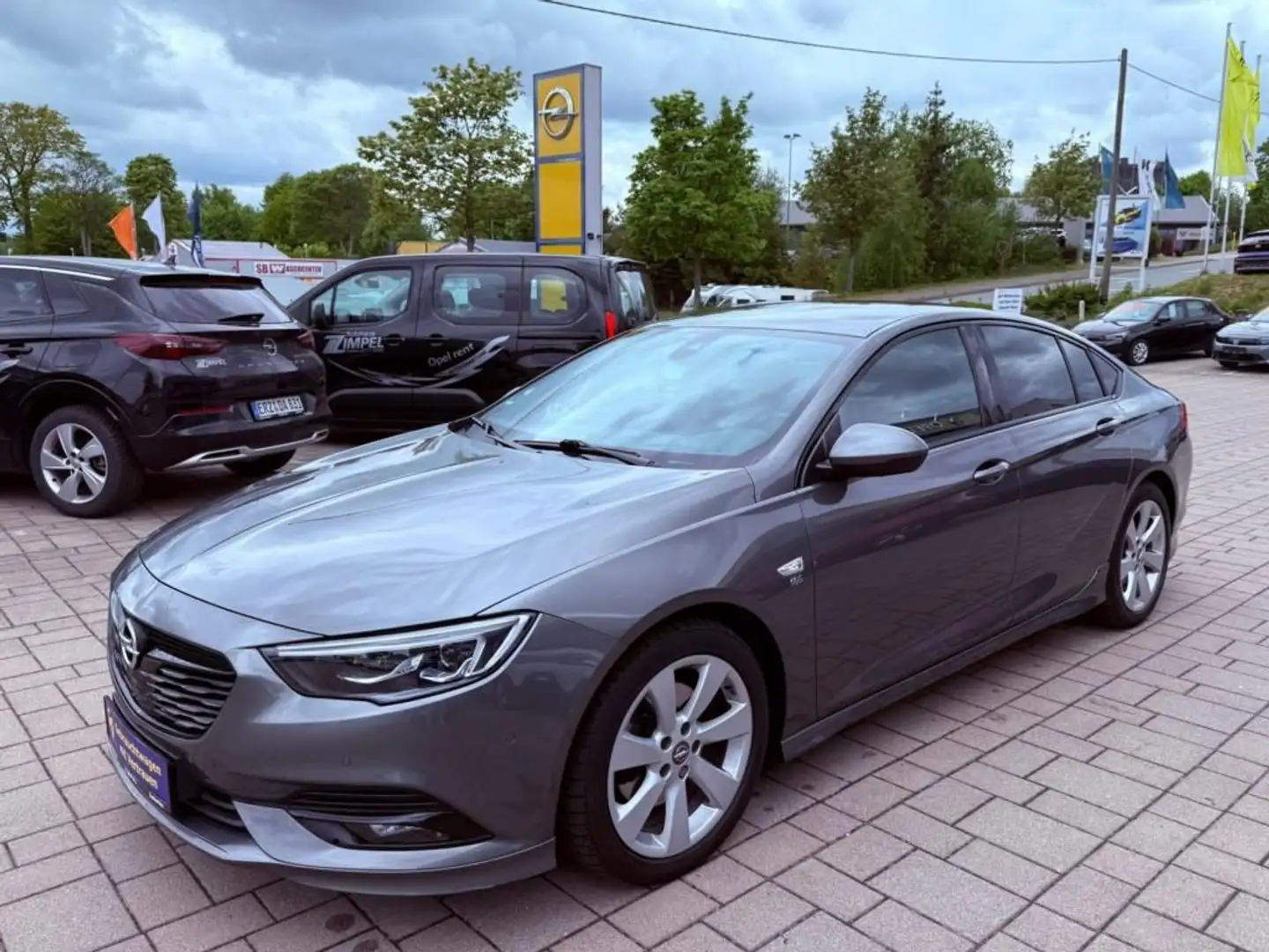 Opel Insignia 4x4 2.0 154 kW 209 PS Klimaautomatik, 3 Grau - 1