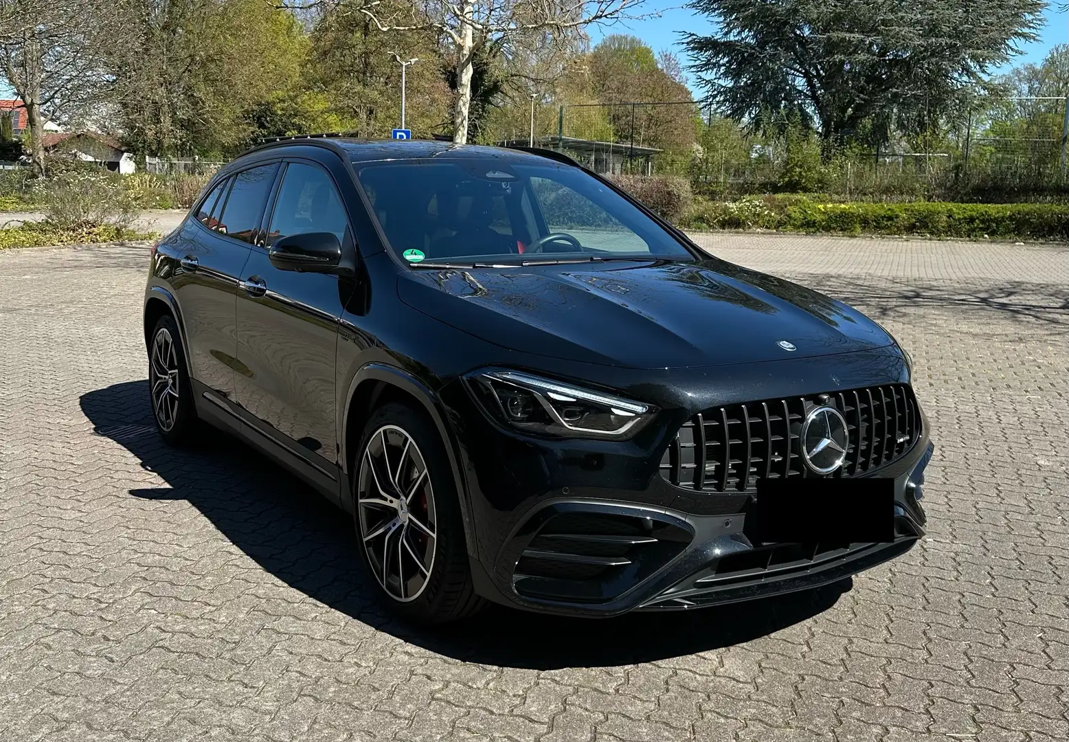 Mercedes-Benz GLA 35 AMG PREMIUM-KEYL-DISTR-PANO-STHZ-AHK-360°-HUD-SOUND Zwart - 1