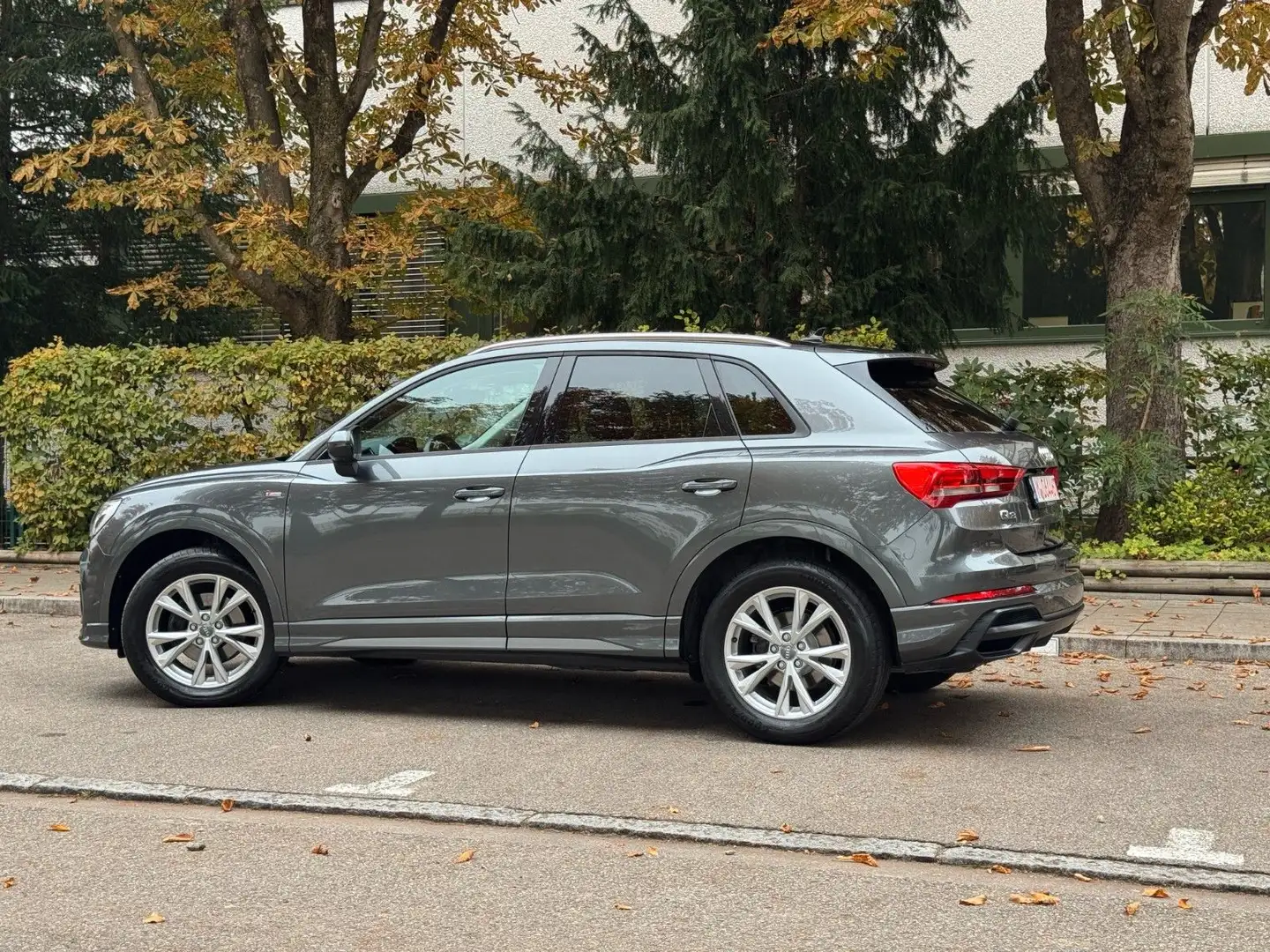 Audi Q3 35 TDI quattro S line ACC Webasto Pano Grau - 2