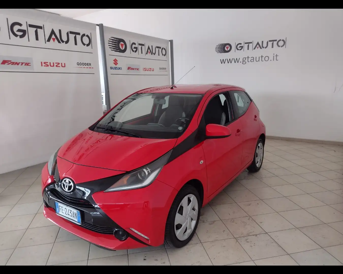 Toyota Aygo 1.0 VVT-i 69 CV 5 porte x-play Rosso - 1