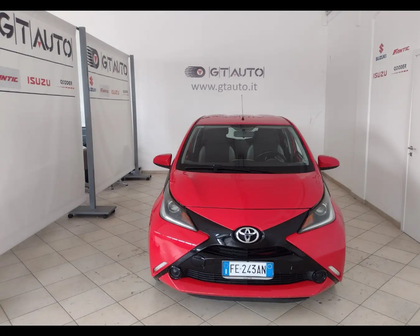Toyota Aygo 1.0 VVT-i 69 CV 5 porte x-play Rosso - 2