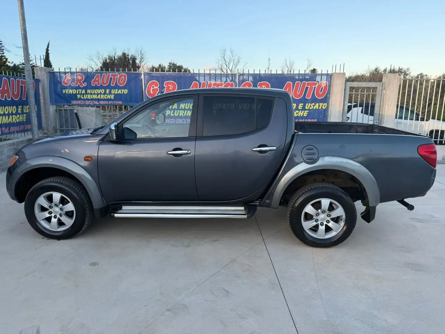 Mitsubishi L200 L200 d.cab 2.5 di-d Intense Grigio - 2