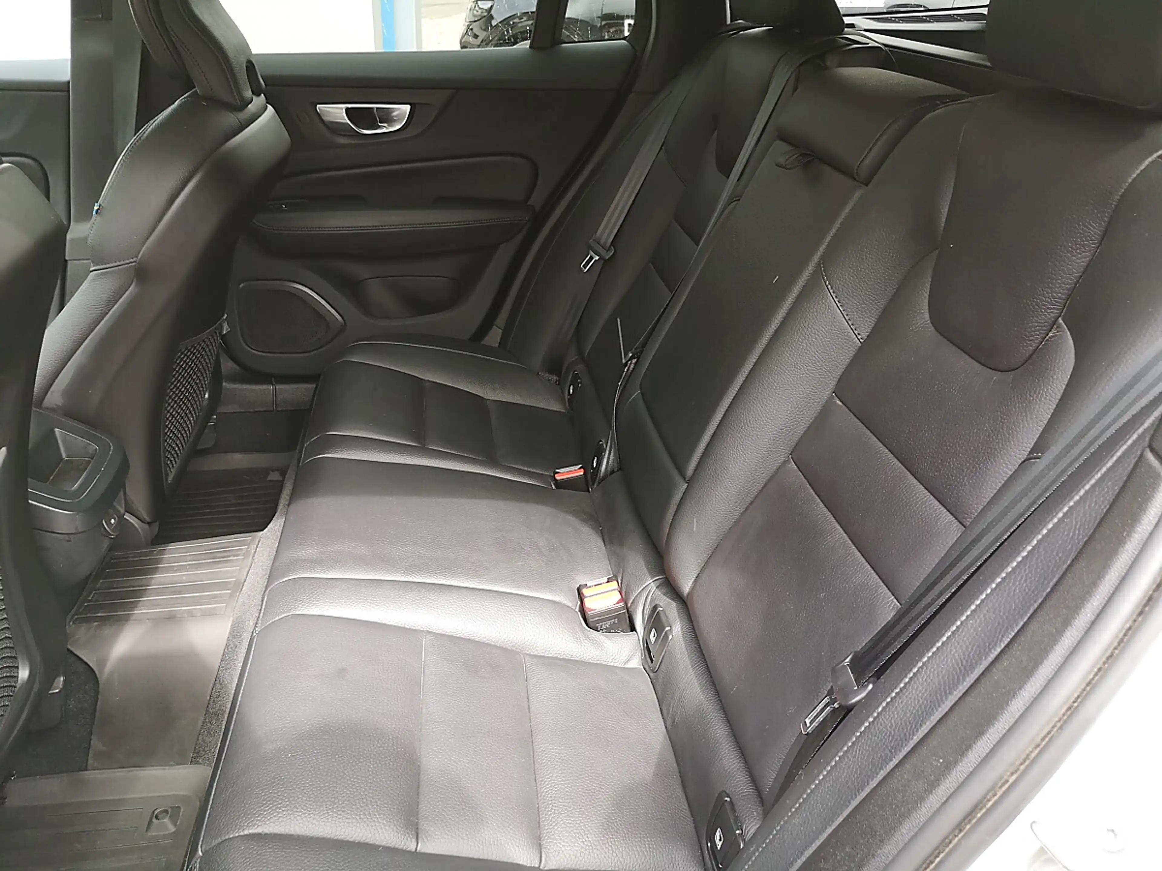 Volvo V60 Cross Country Plus B4 AWD Geartronic — photo 12