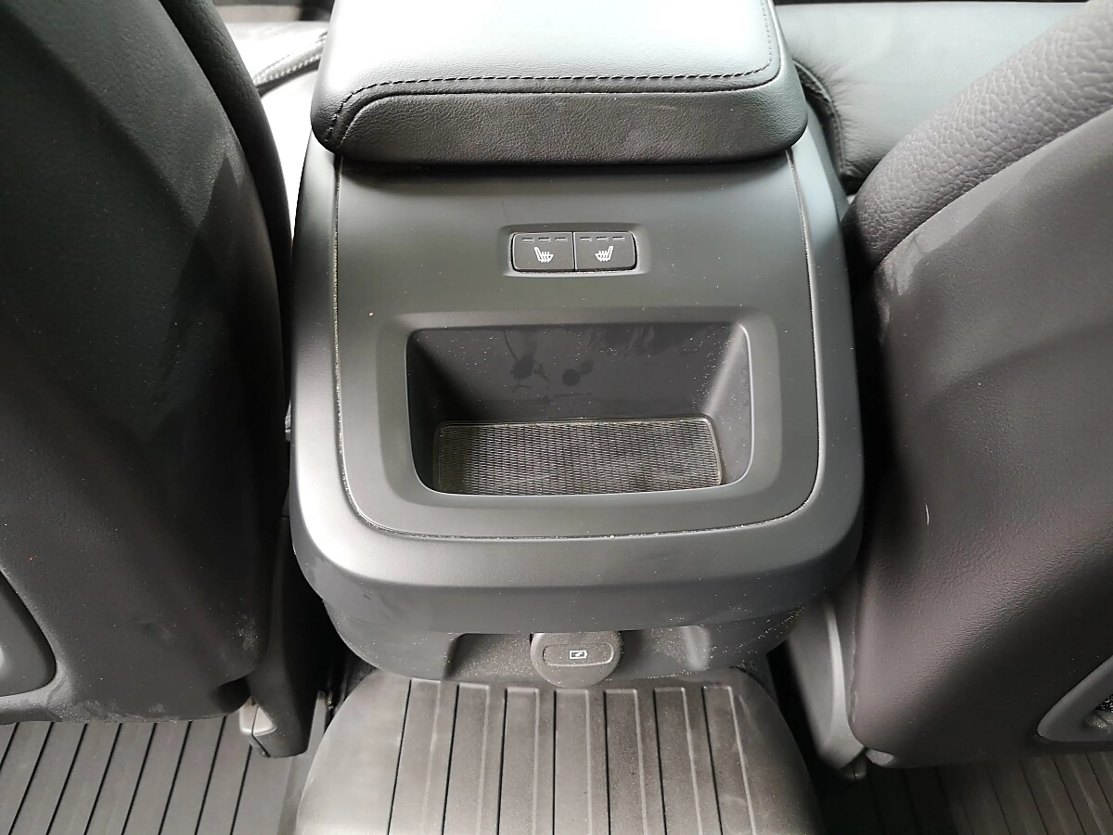 Volvo V60 Cross Country Plus B4 AWD Geartronic — photo 13