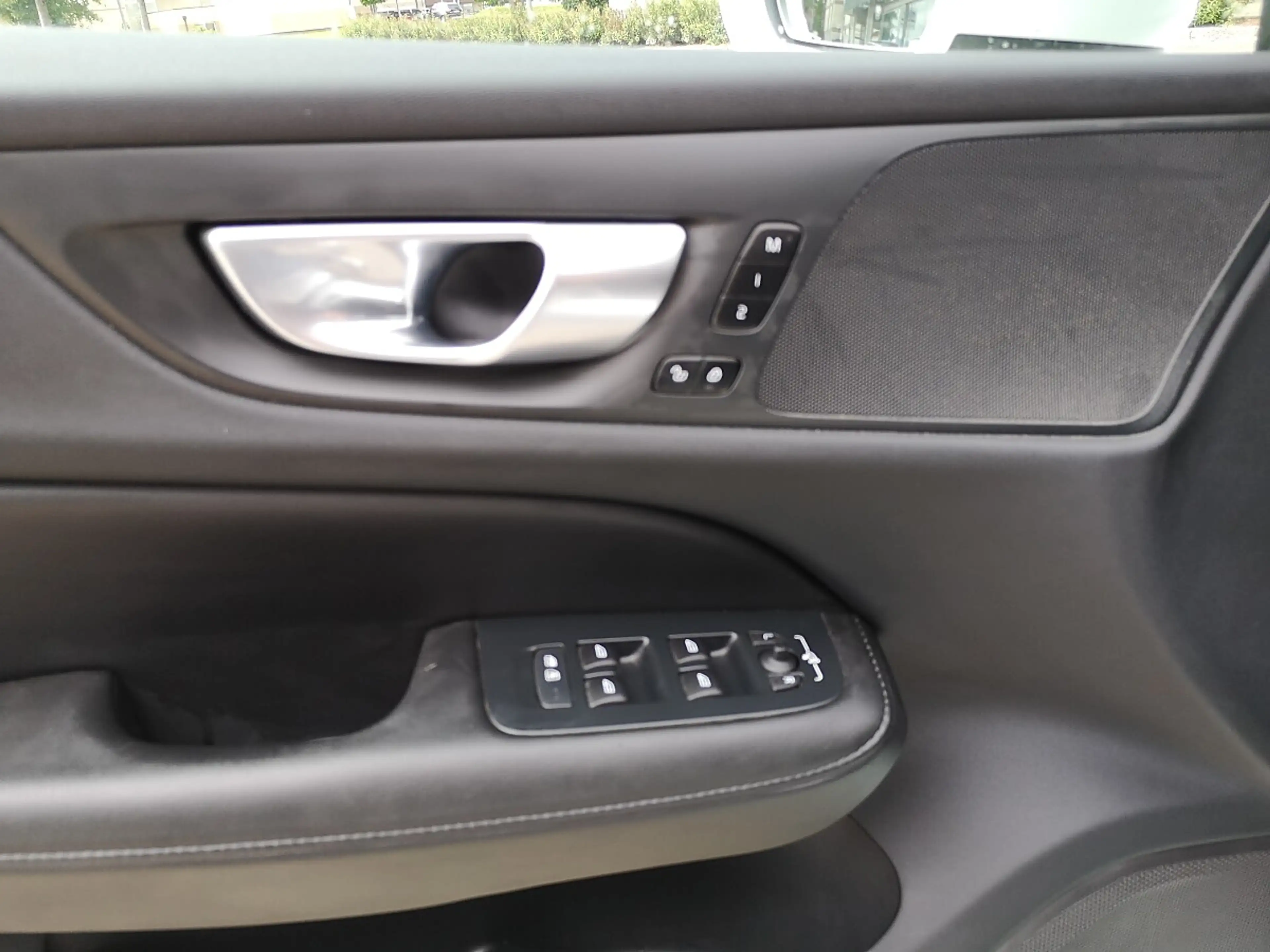 Volvo V60 Cross Country Plus B4 AWD Geartronic — photo 11