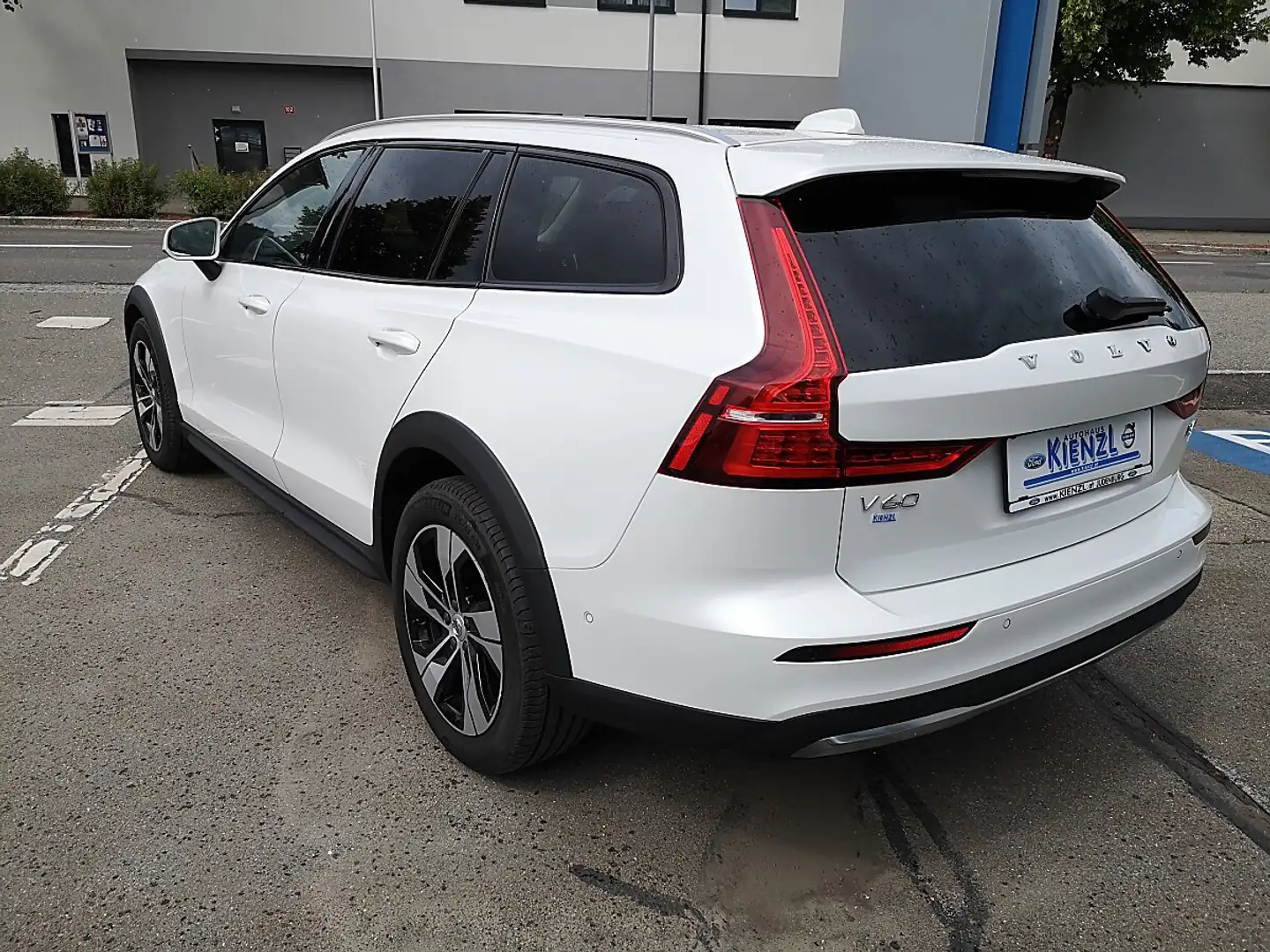 Volvo V60 Cross Country Plus B4 AWD Geartronic Weiß - 2