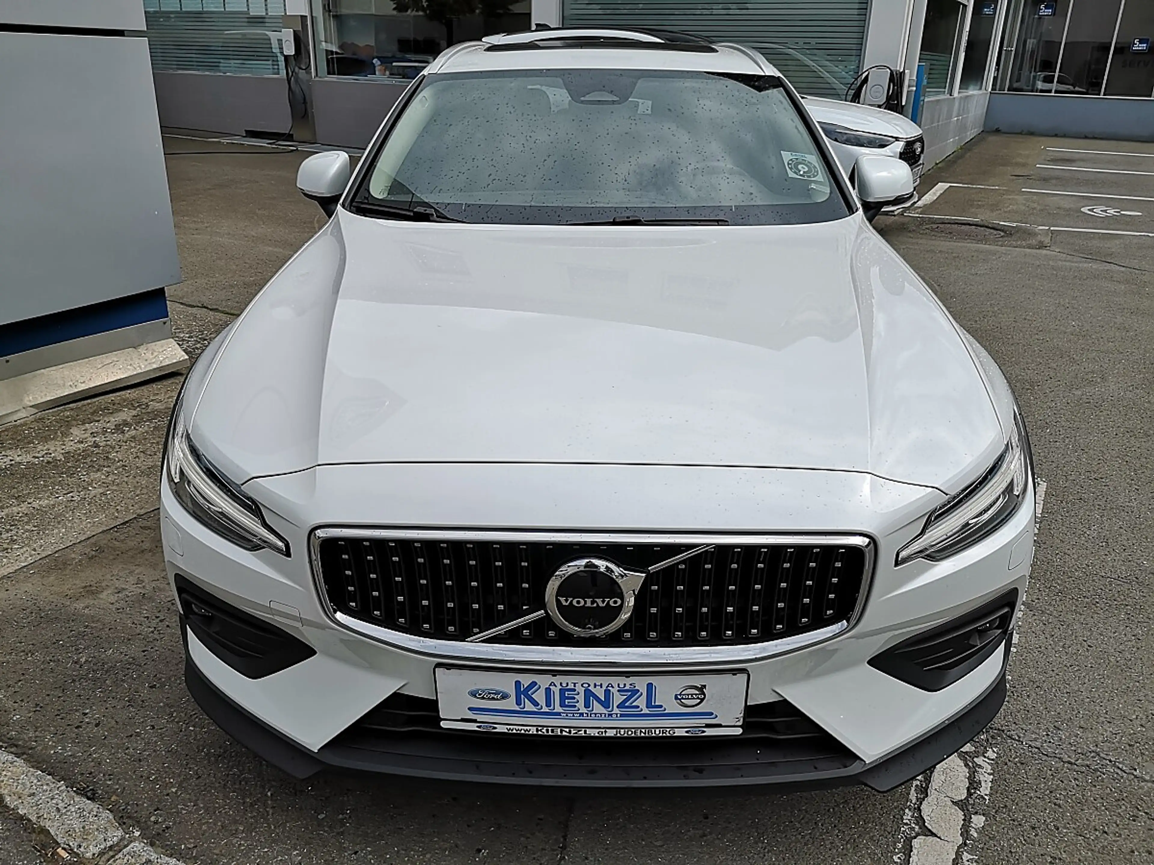 Volvo V60 Cross Country Plus B4 AWD Geartronic — photo 3
