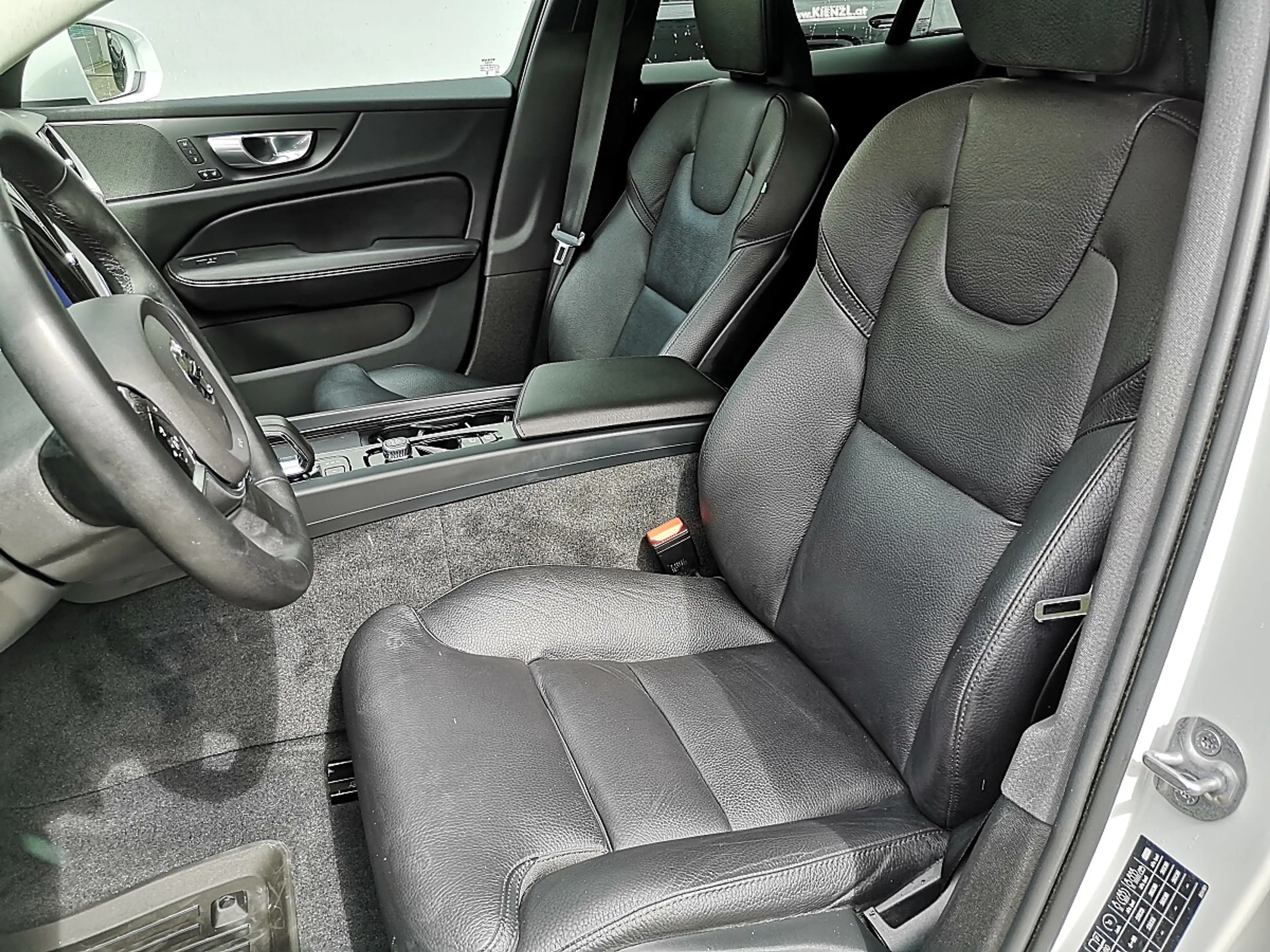 Volvo V60 Cross Country Plus B4 AWD Geartronic — photo 9