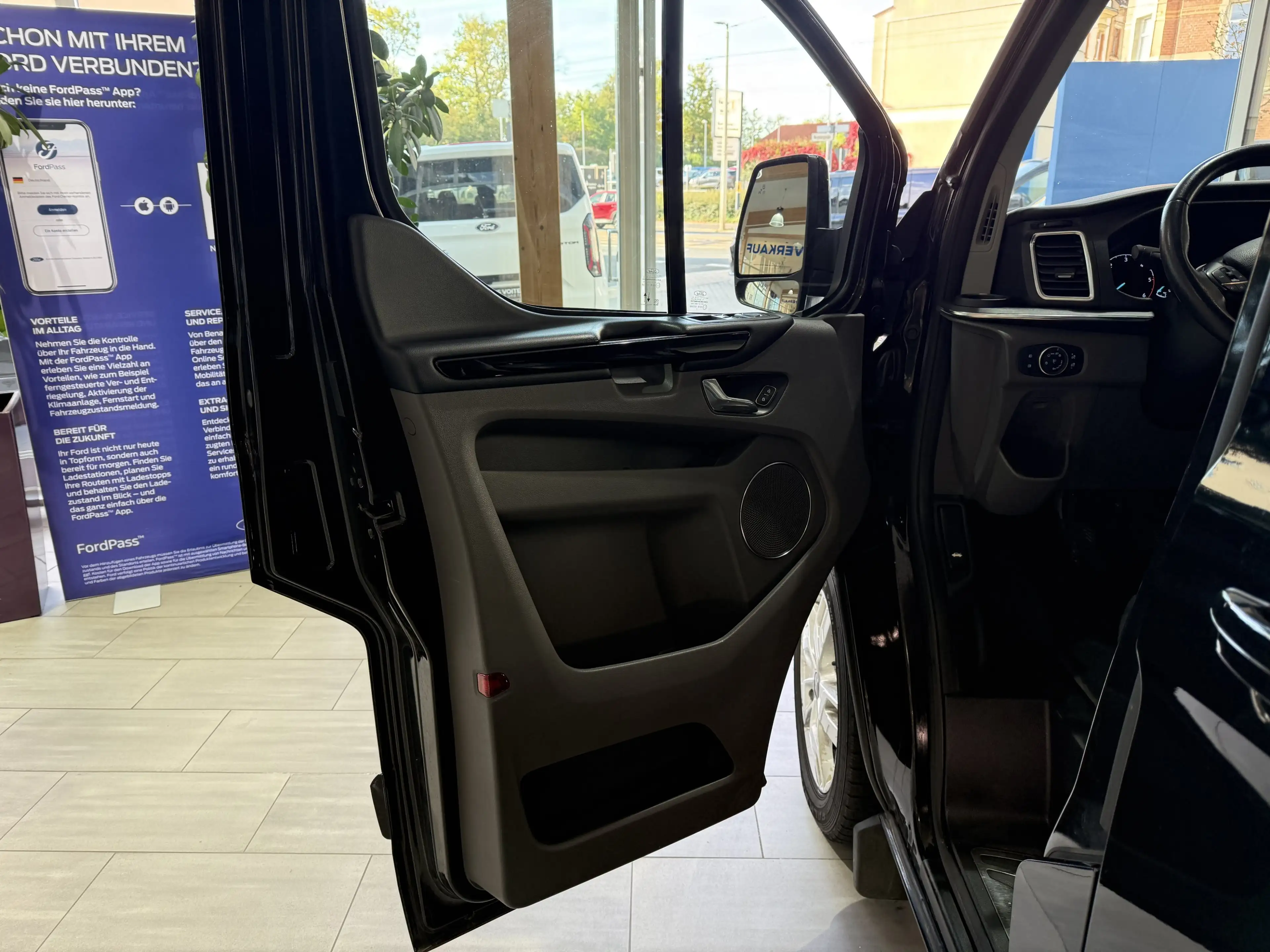 Ford Tourneo Custom Titanium X L1 Bi-Xenon / AHK / NAVI / Leder — photo 9