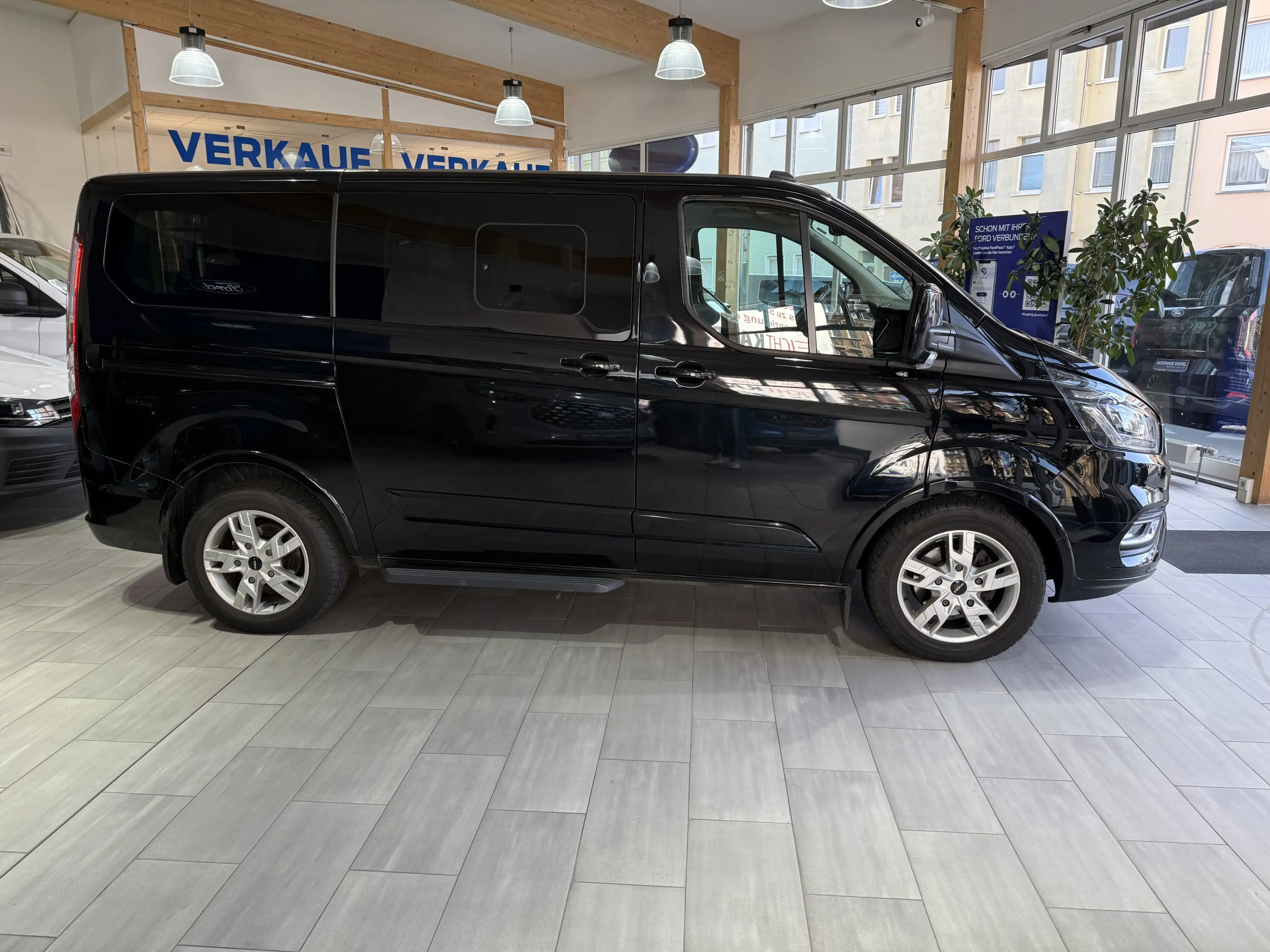 Ford Tourneo Custom Titanium X L1 Bi-Xenon / AHK / NAVI / Leder — photo 4