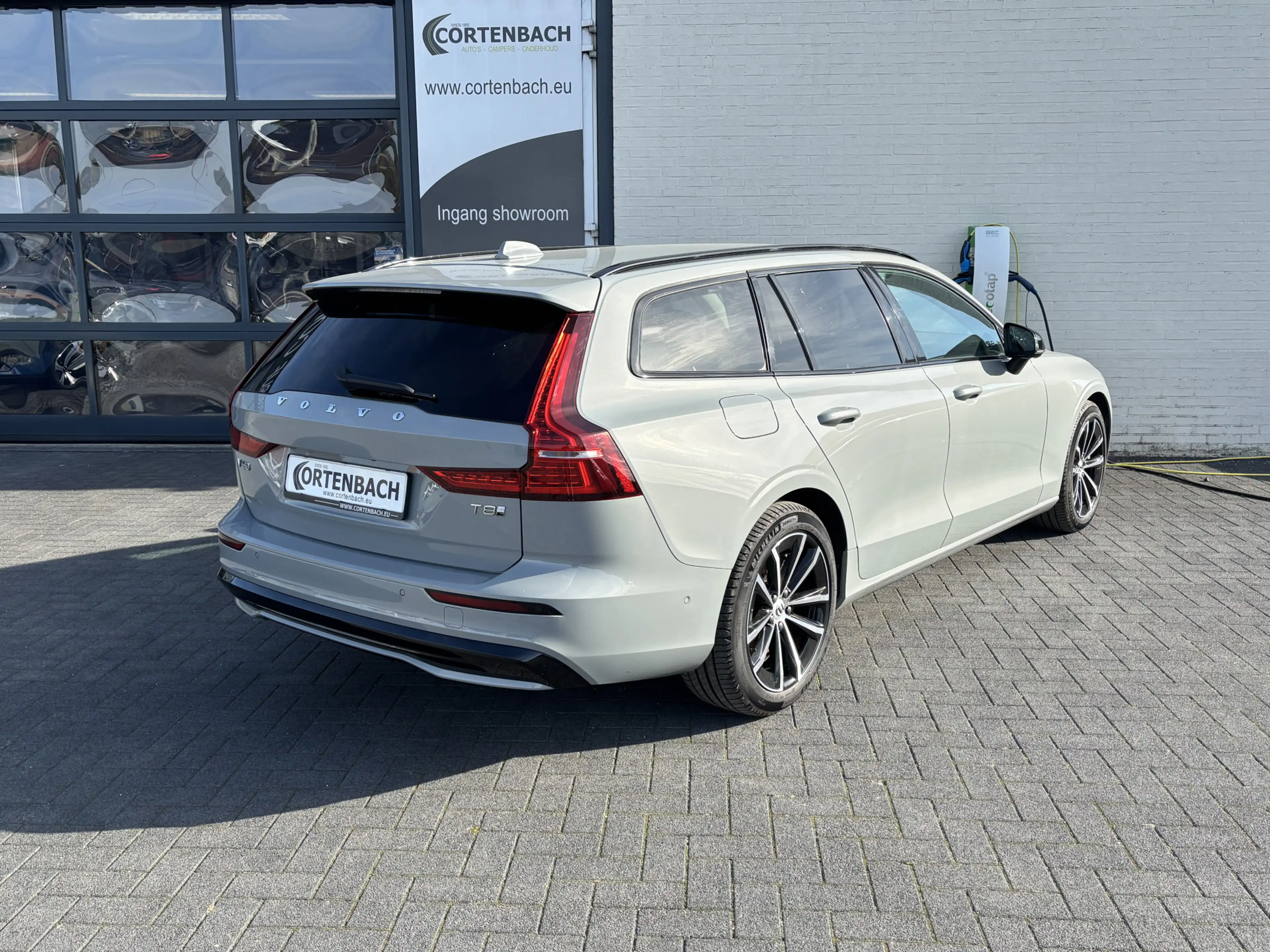 Volvo V60 2.0 T8 Plug-in hybrid AWD Plus Dark | Zwenkbare tr — photo 4