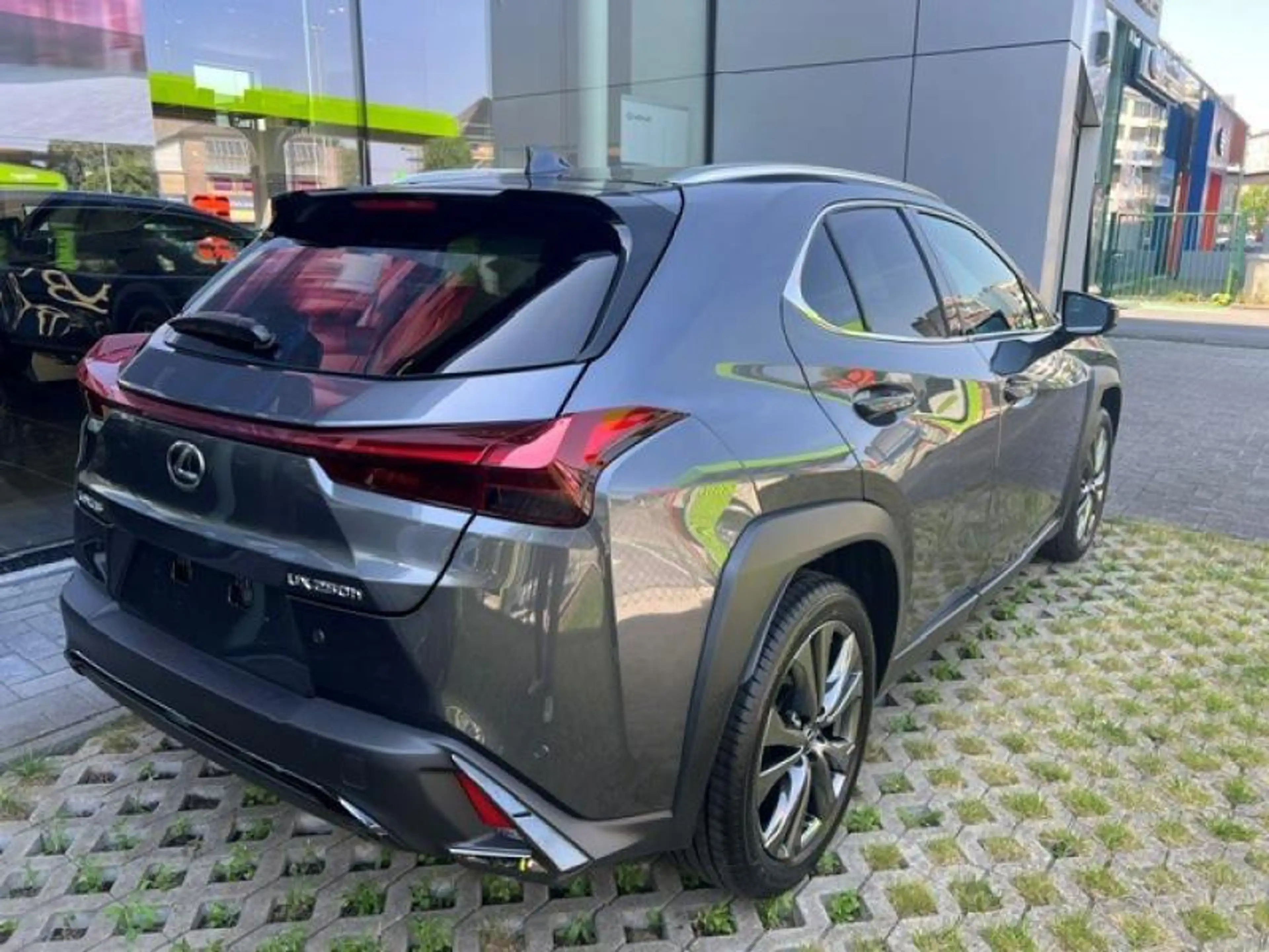 Lexus UX 250h F-Sport Design — photo 4