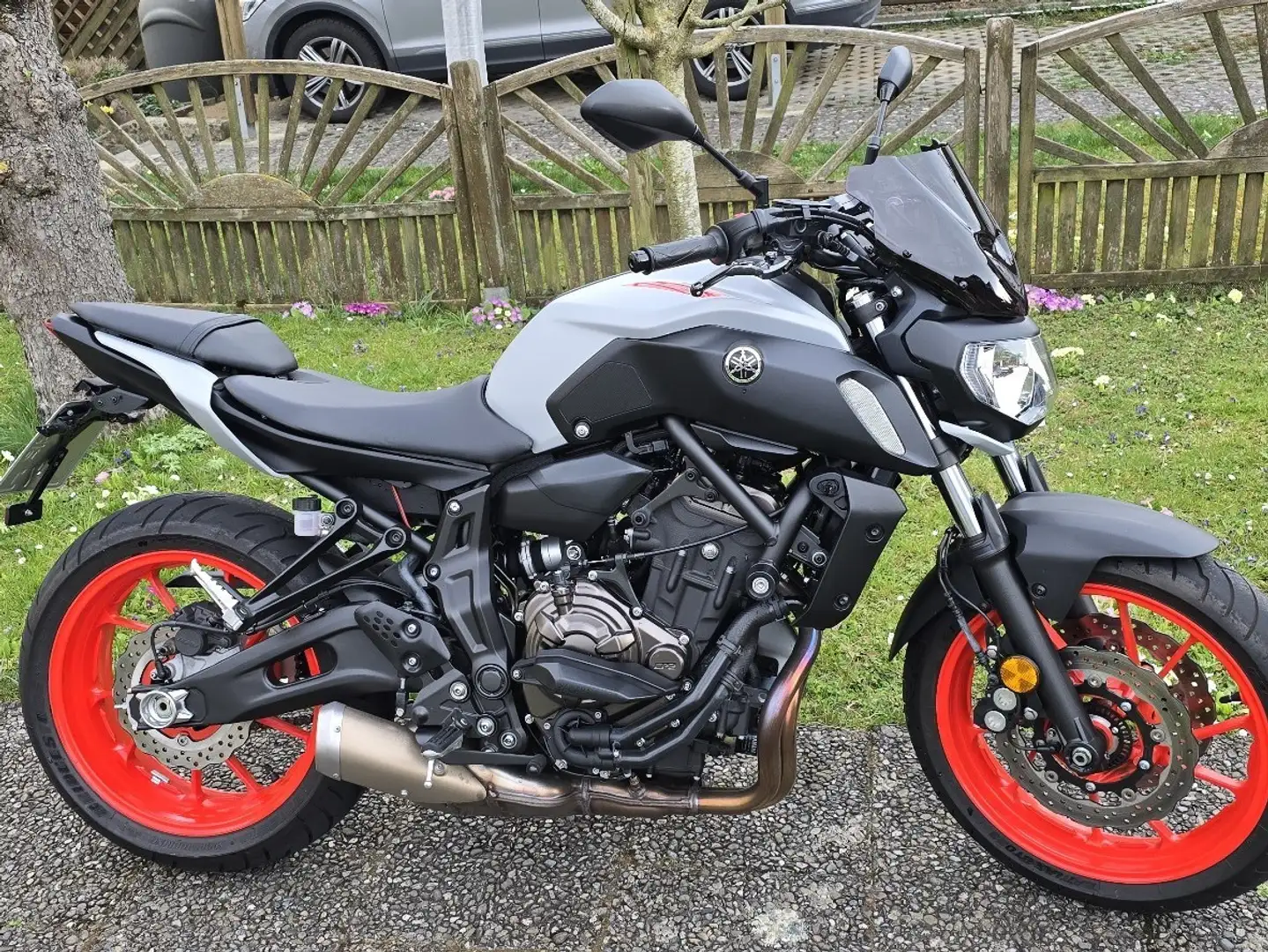 Yamaha MT-07 tiefer gelegt mit Wilbers Fahrwerk, viel Zubehör Silber - 1