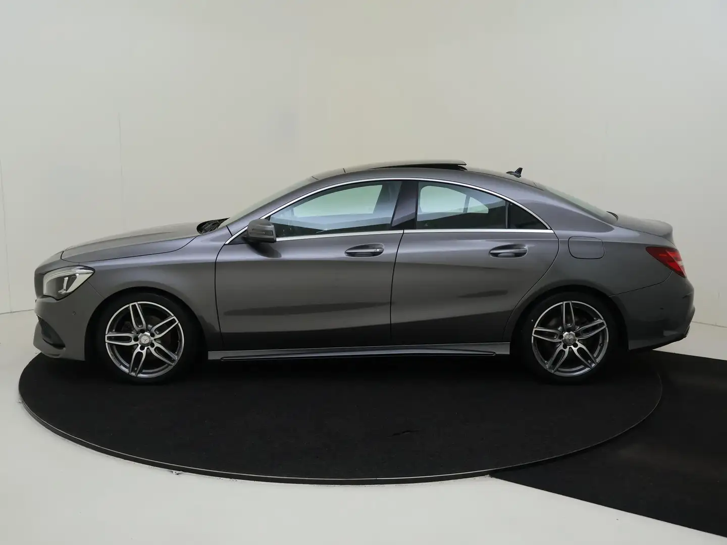 Mercedes-Benz CLA 180 Ambition / Parkeersensoren / Panorama-schuifdak / Grau - 2