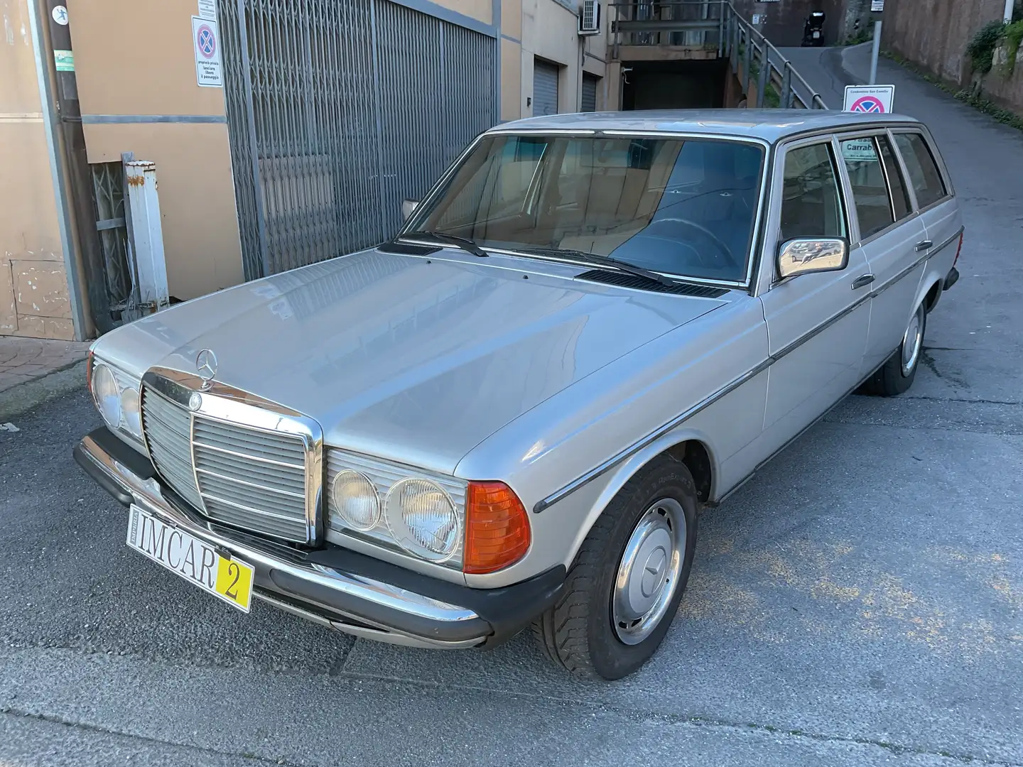 Mercedes-Benz 200 T srebrna - 1