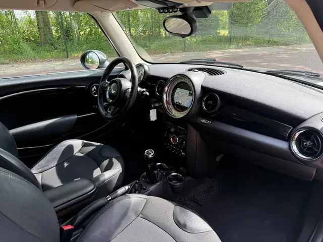Mini Hatch view 13