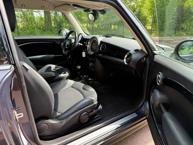 Mini Hatch view 12