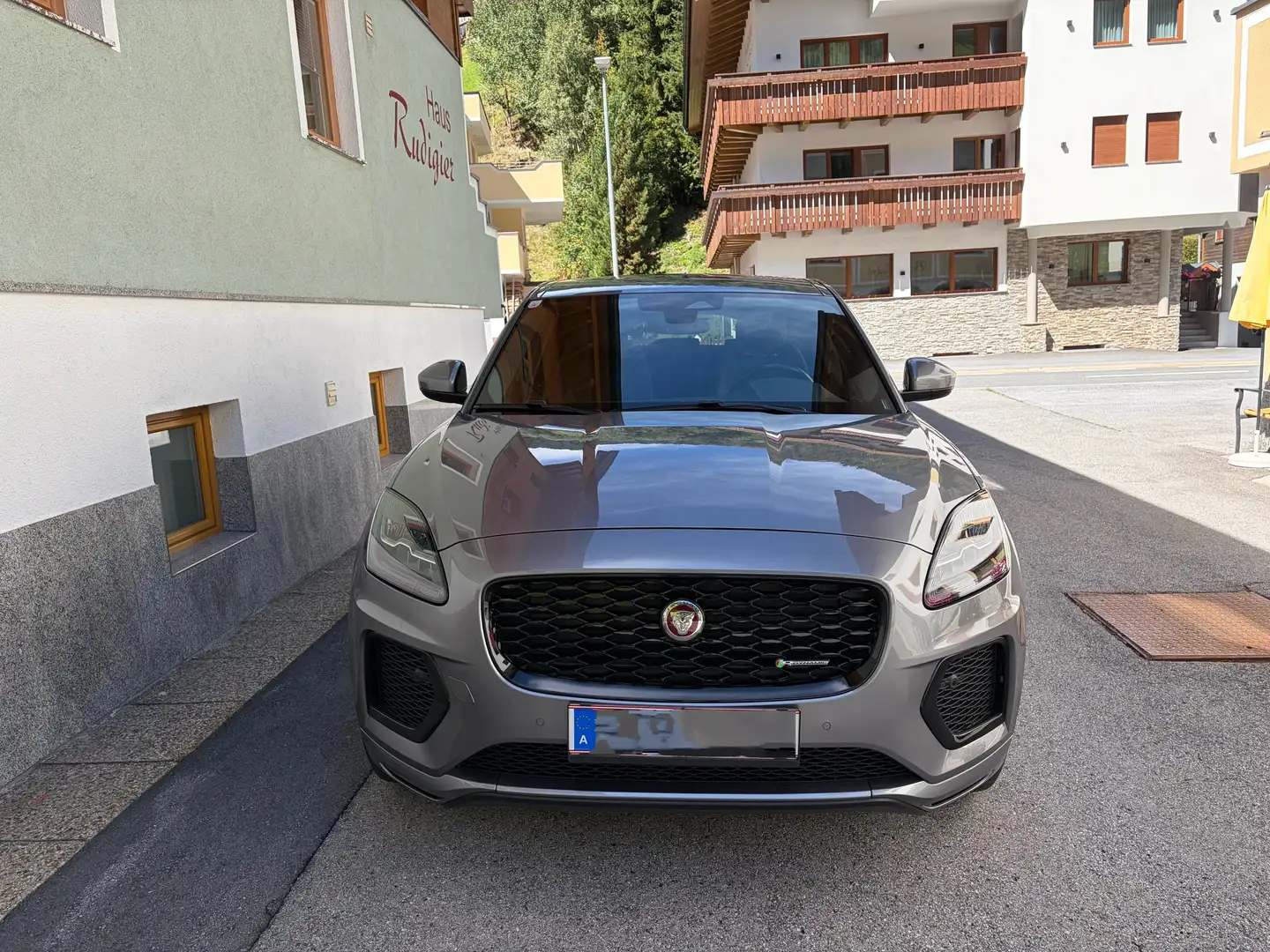 Jaguar E-Pace E-Pace 2.0DI4 D165 AWD R-Dynamic S Aut. R-Dynamic S Grau - 1