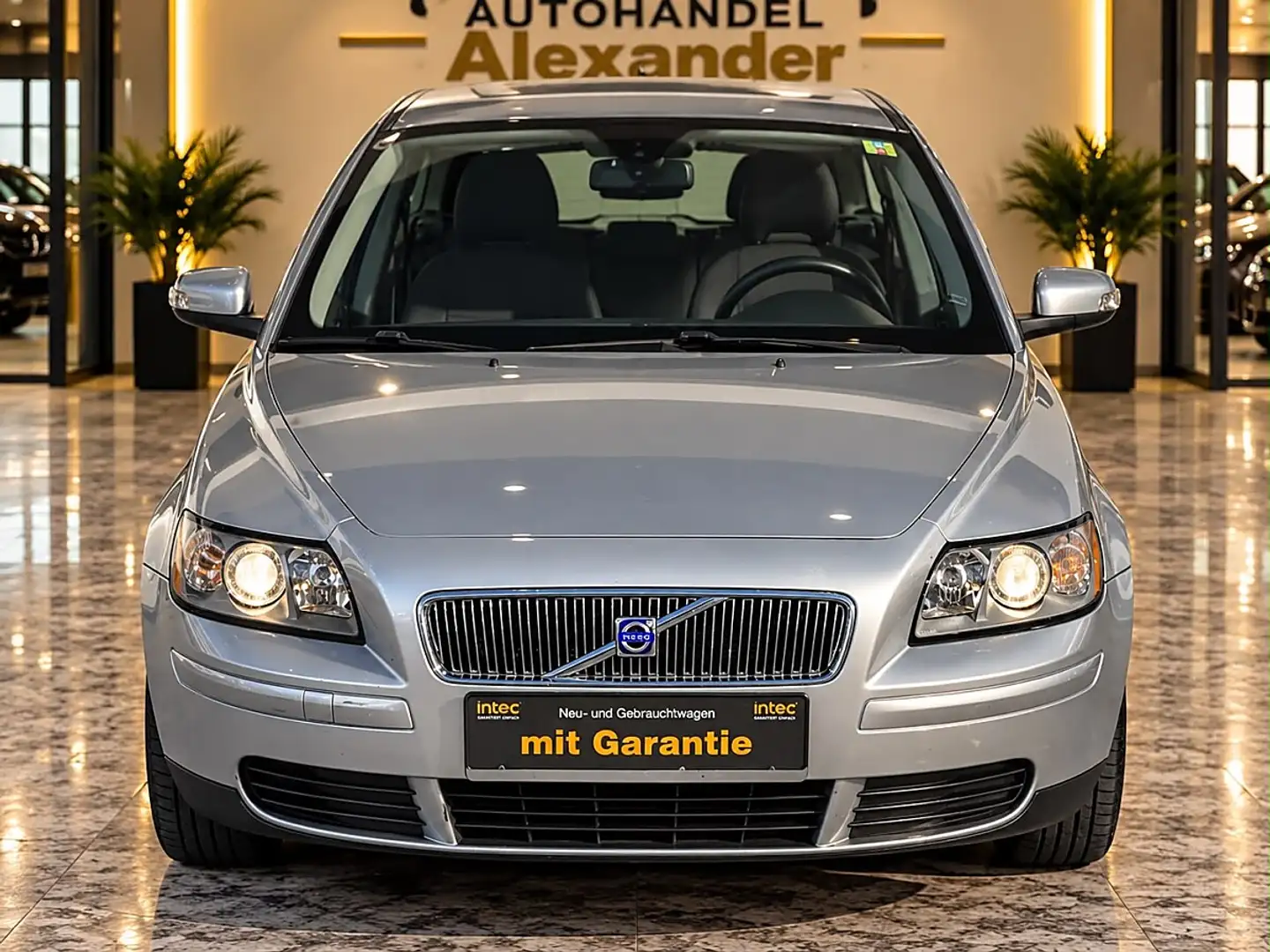 Volvo V50 1,8 Momentum Pickerl bis 06.2027 Service gepflegt Grau - 2