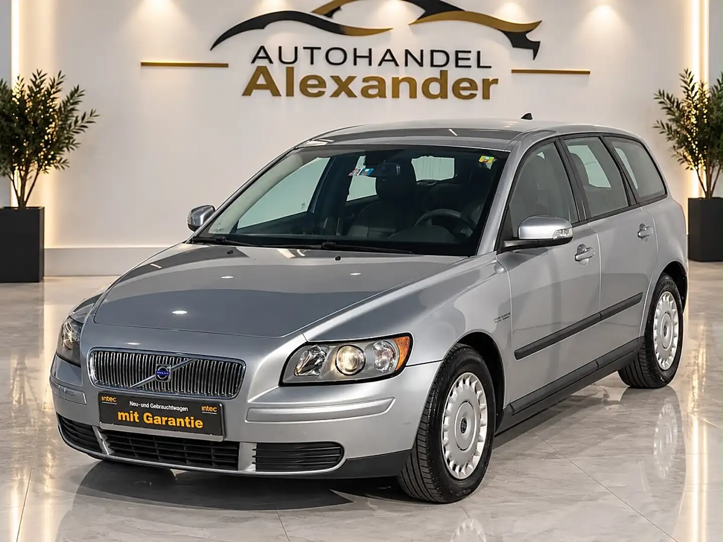 Volvo V50 1,8 Momentum Pickerl bis 06.2027 Service gepflegt Grau - 1