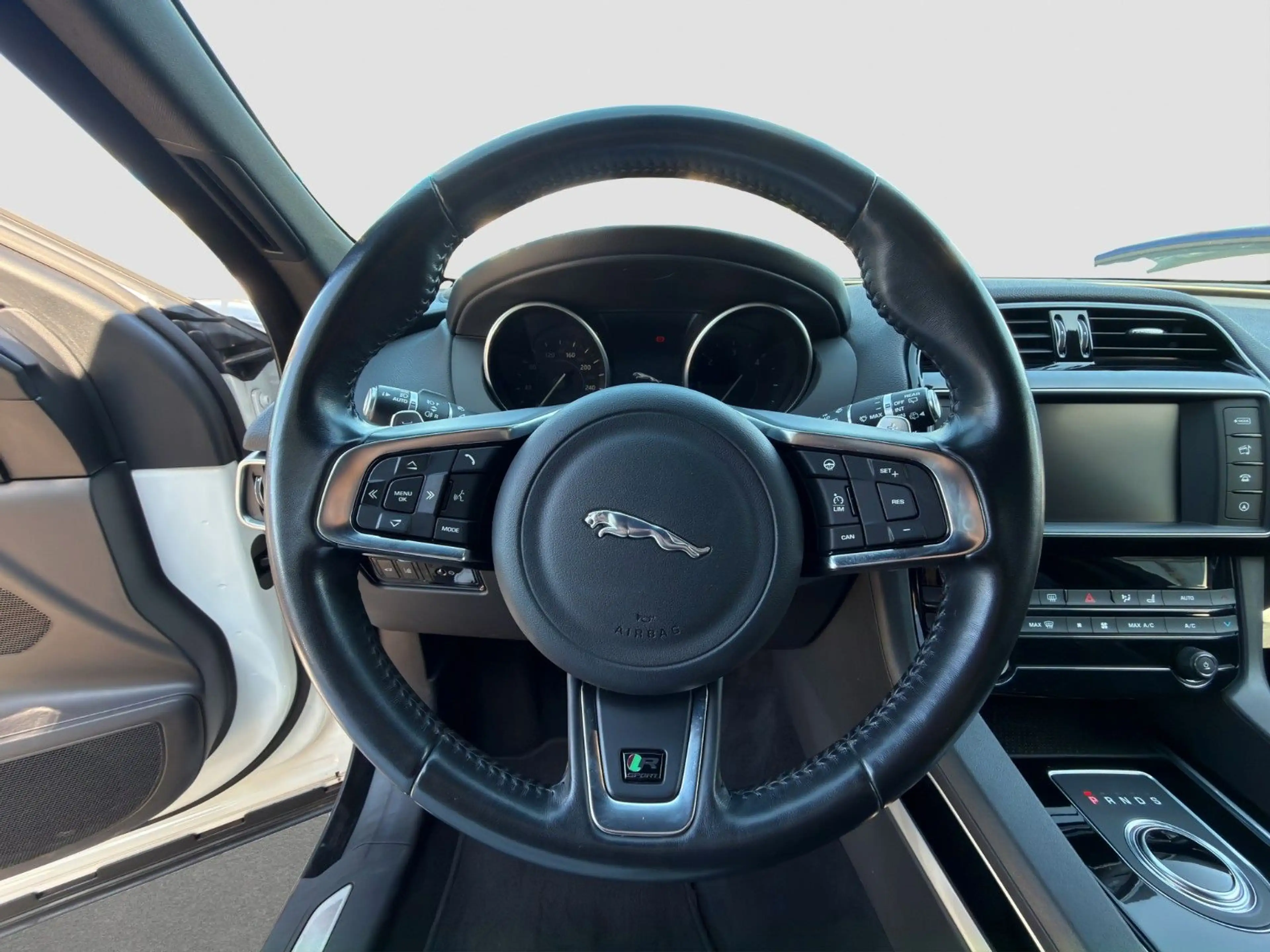Jaguar F-Pace R-Sport*AWD*AHK*Xenon*SHZ*Steuerkette NEU — photo 12