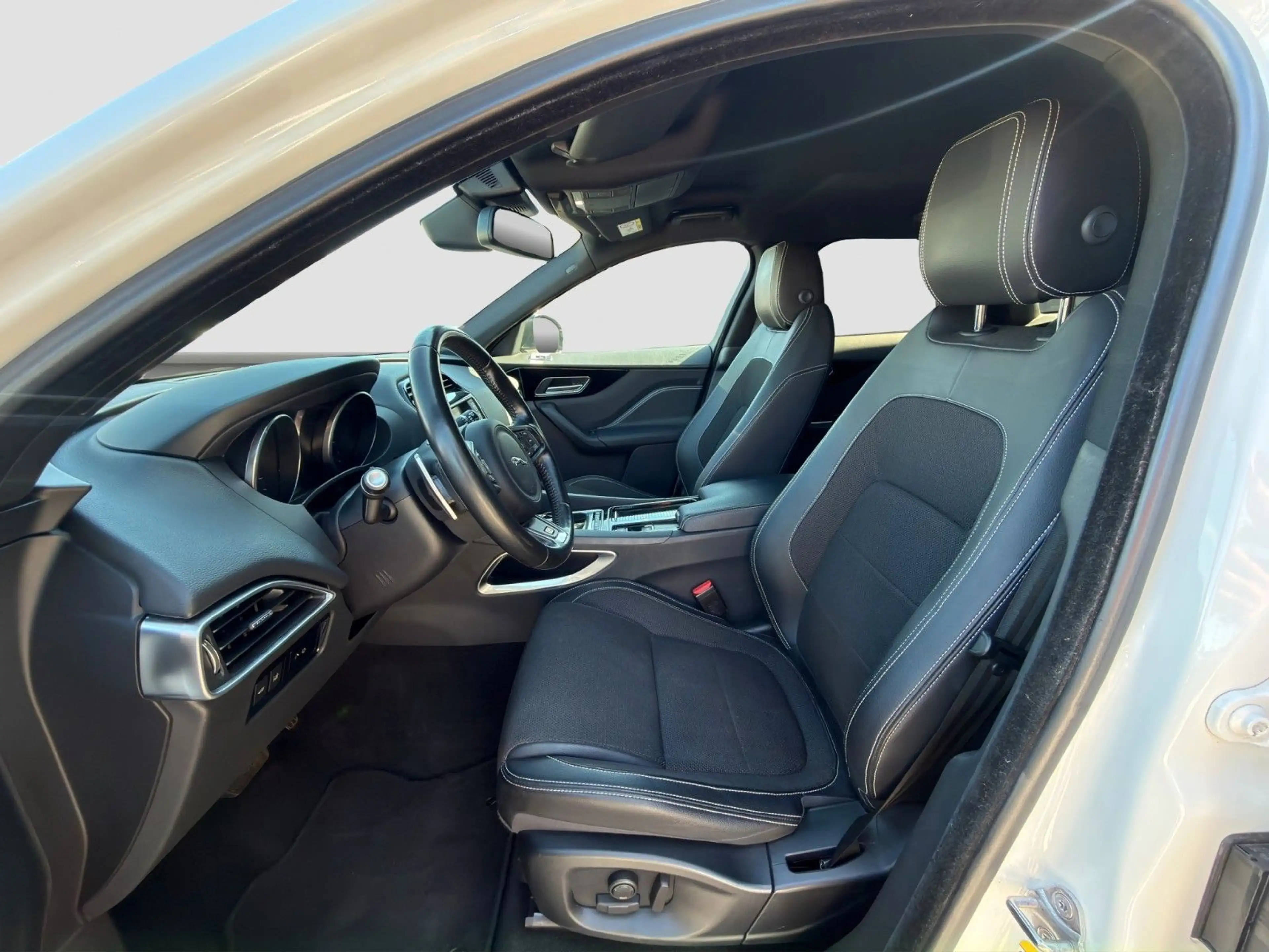 Jaguar F-Pace R-Sport*AWD*AHK*Xenon*SHZ*Steuerkette NEU — photo 11