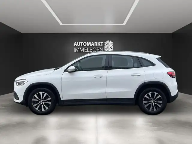 Mercedes-Benz GLA view 11