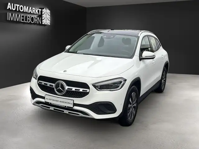 Mercedes-Benz GLA view 3