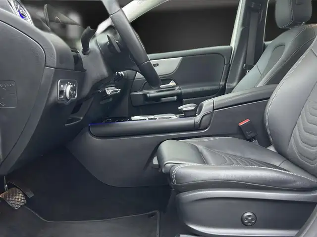 Mercedes-Benz GLA view 13