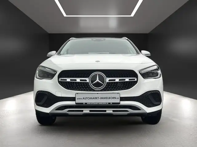 Mercedes-Benz GLA view 9